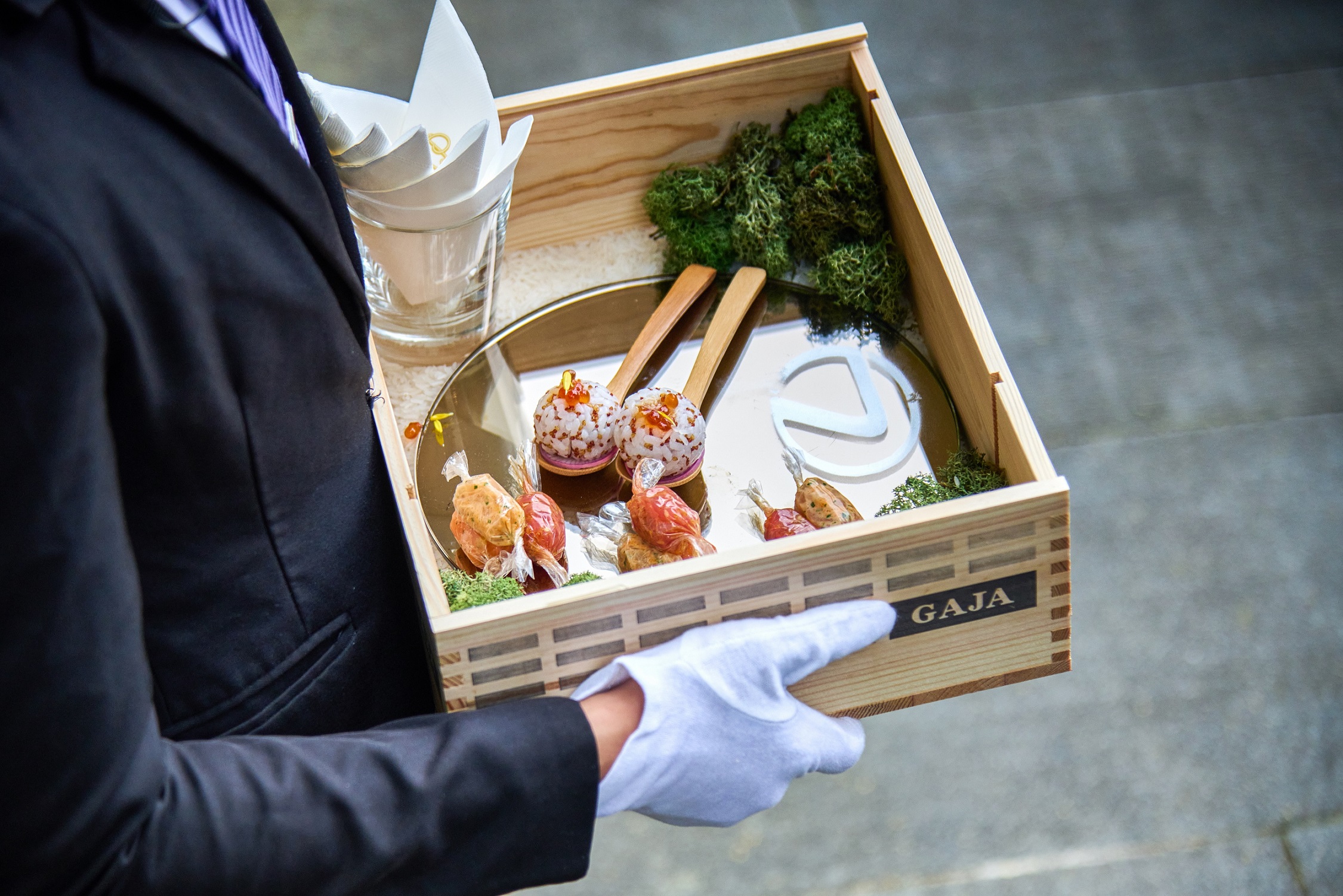 從正式晚宴開始前的「Mingle Time」設計匠心獨具的鮭魚/旗魚/鮪魚糖果,在山間秘境享受愜意時光。