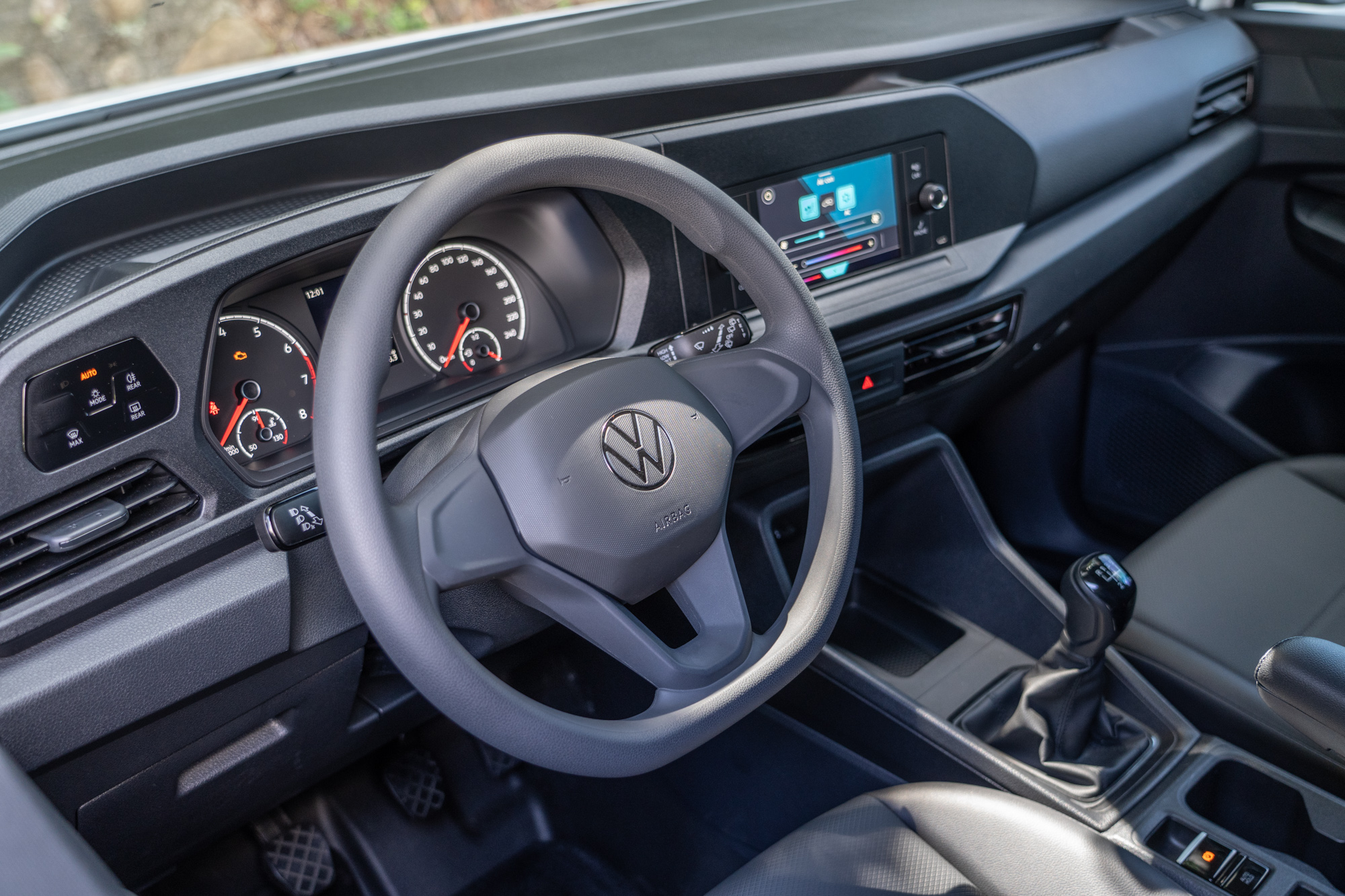擁有 Volkswagen 品牌新世代座艙設計風格，採用海灣式中控台造型。
