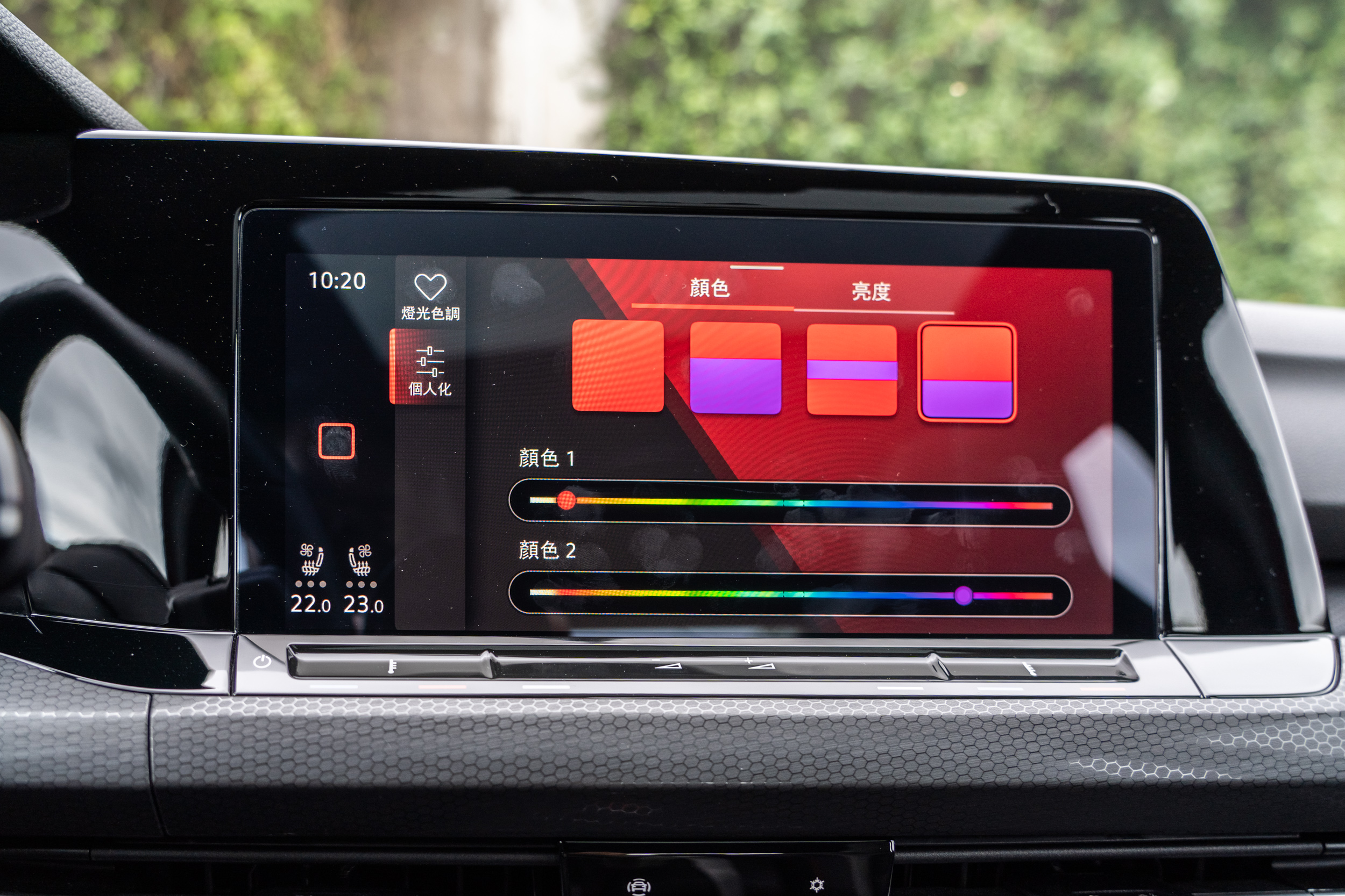 30 色車室氛圍燈含多重模式選側。