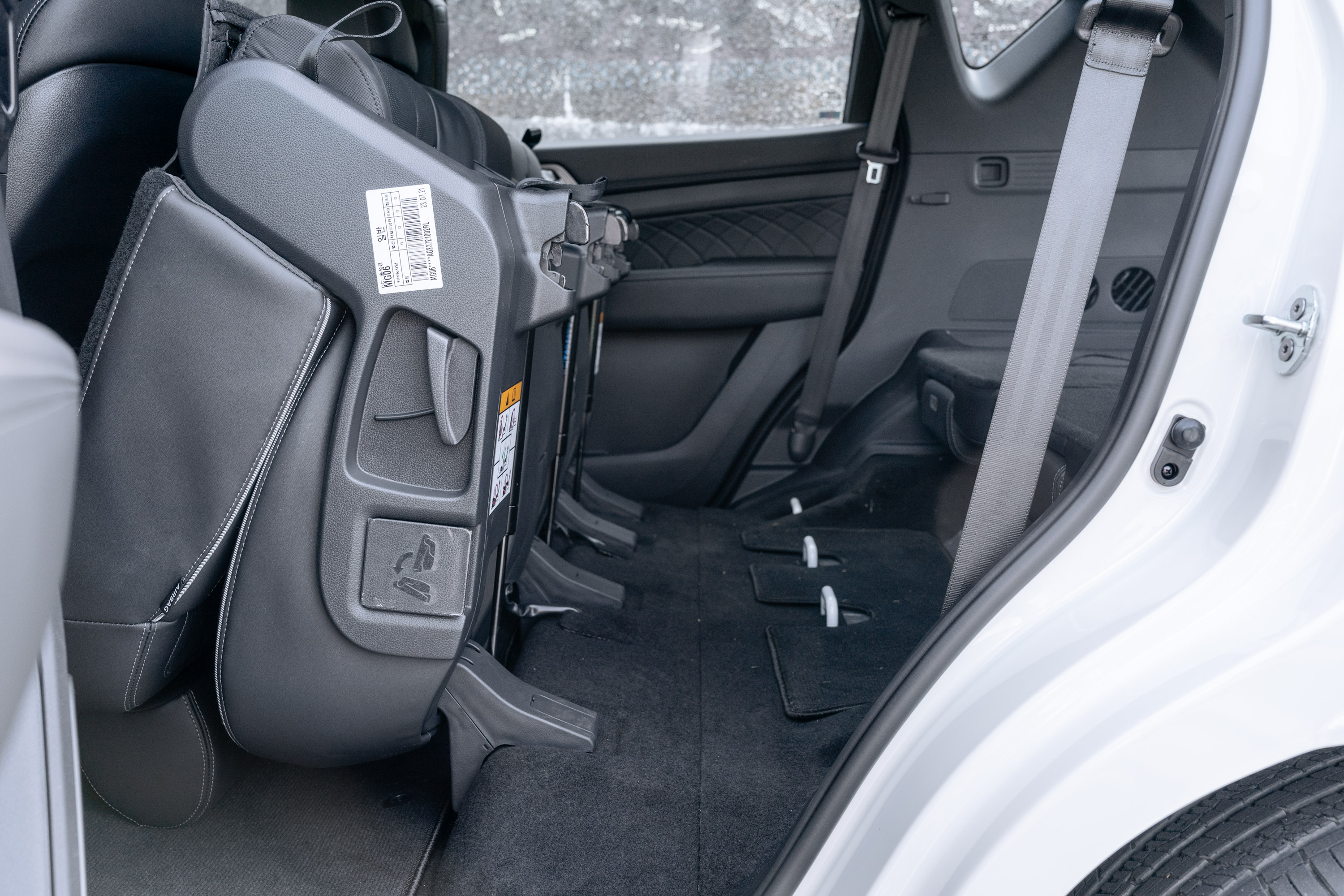 第二排座椅能4/6分離傾倒,或者也可以連同坐墊翻折,方便第三排乘客入座,或滿足載物需求。