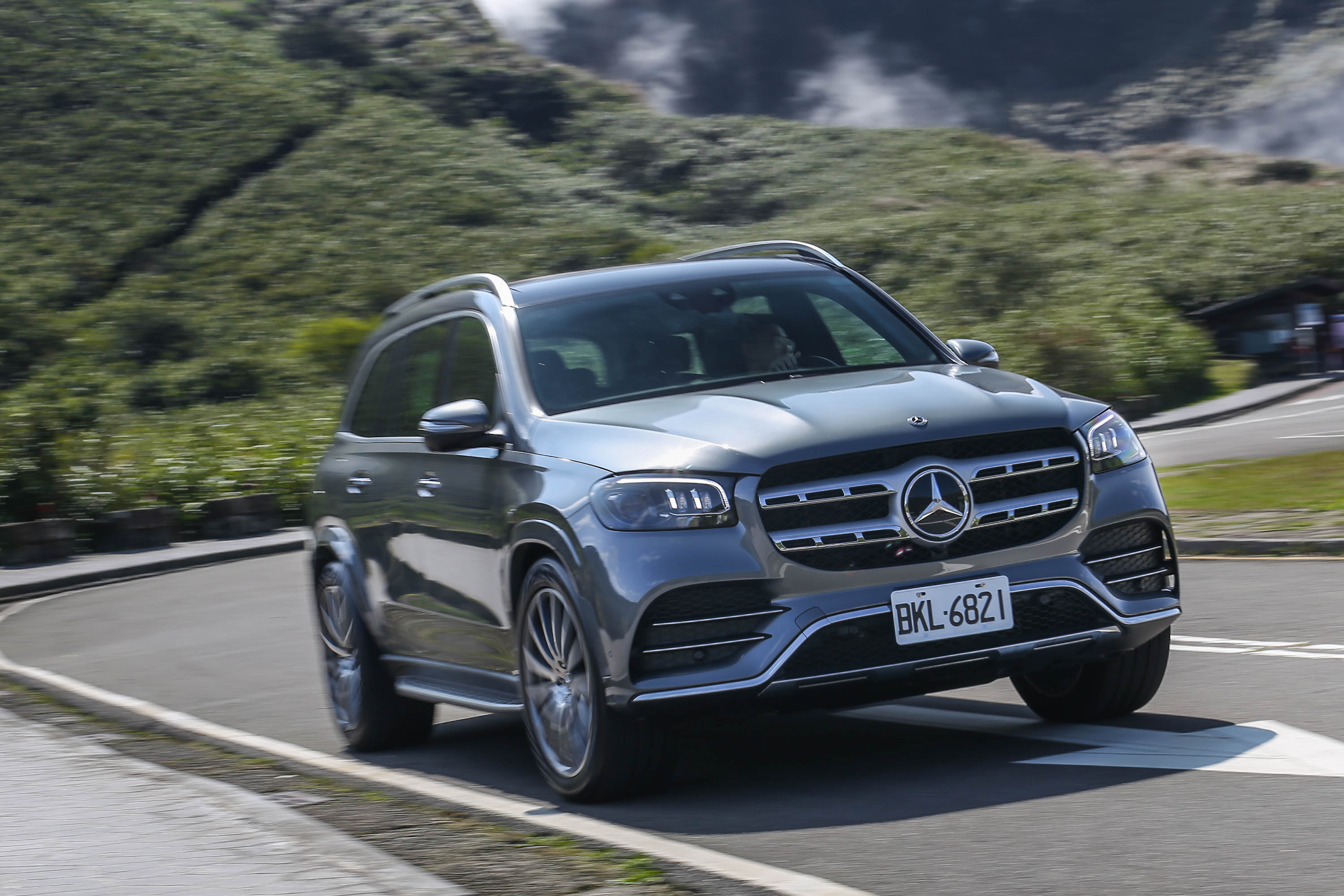 GLS 450 4Matic 操控感受不如外型來得龐大與笨重,有著出乎人意外的輕巧與好掌控。