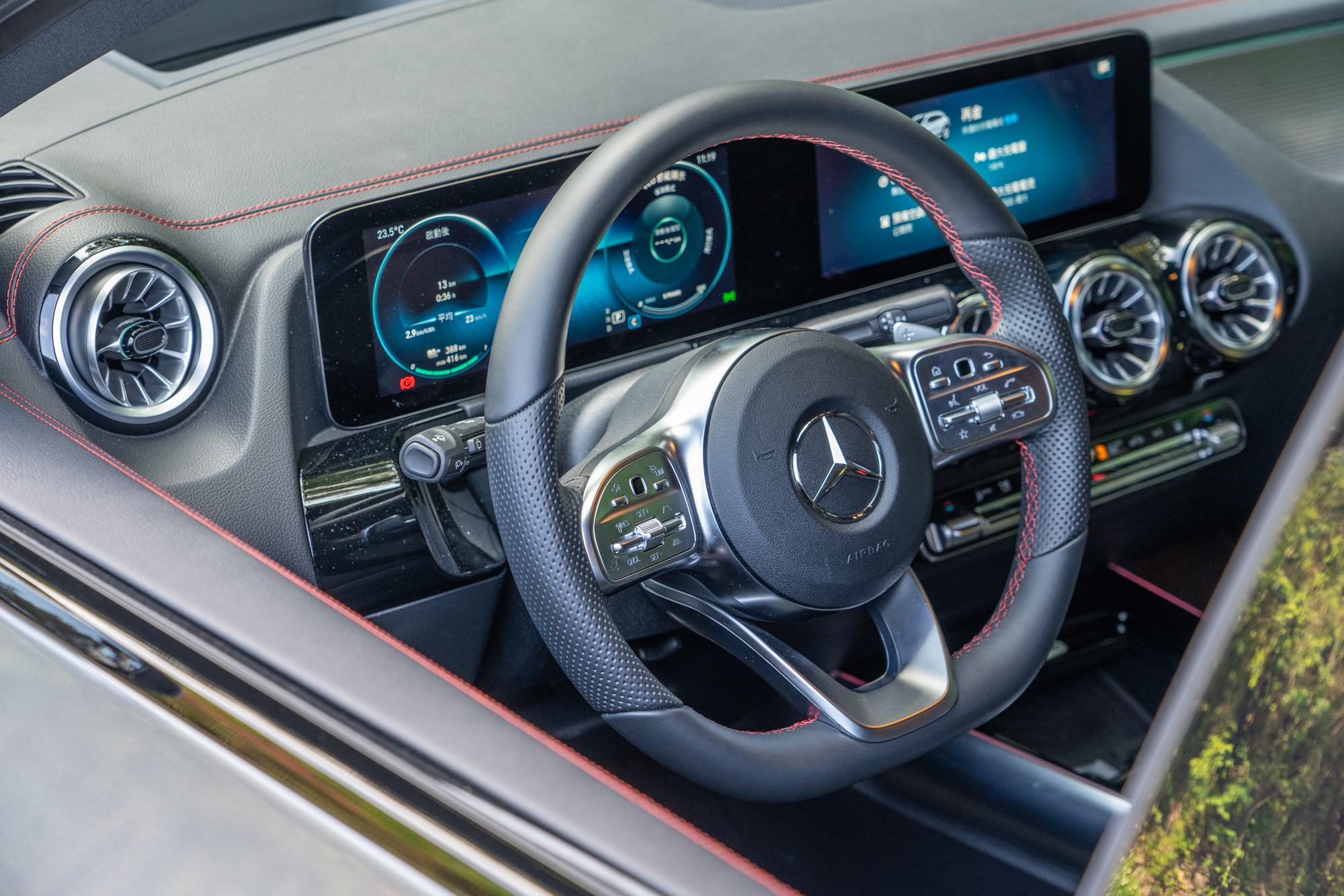 列在選配項目內的多功能平底跑車 Nappa 真皮方向盤。