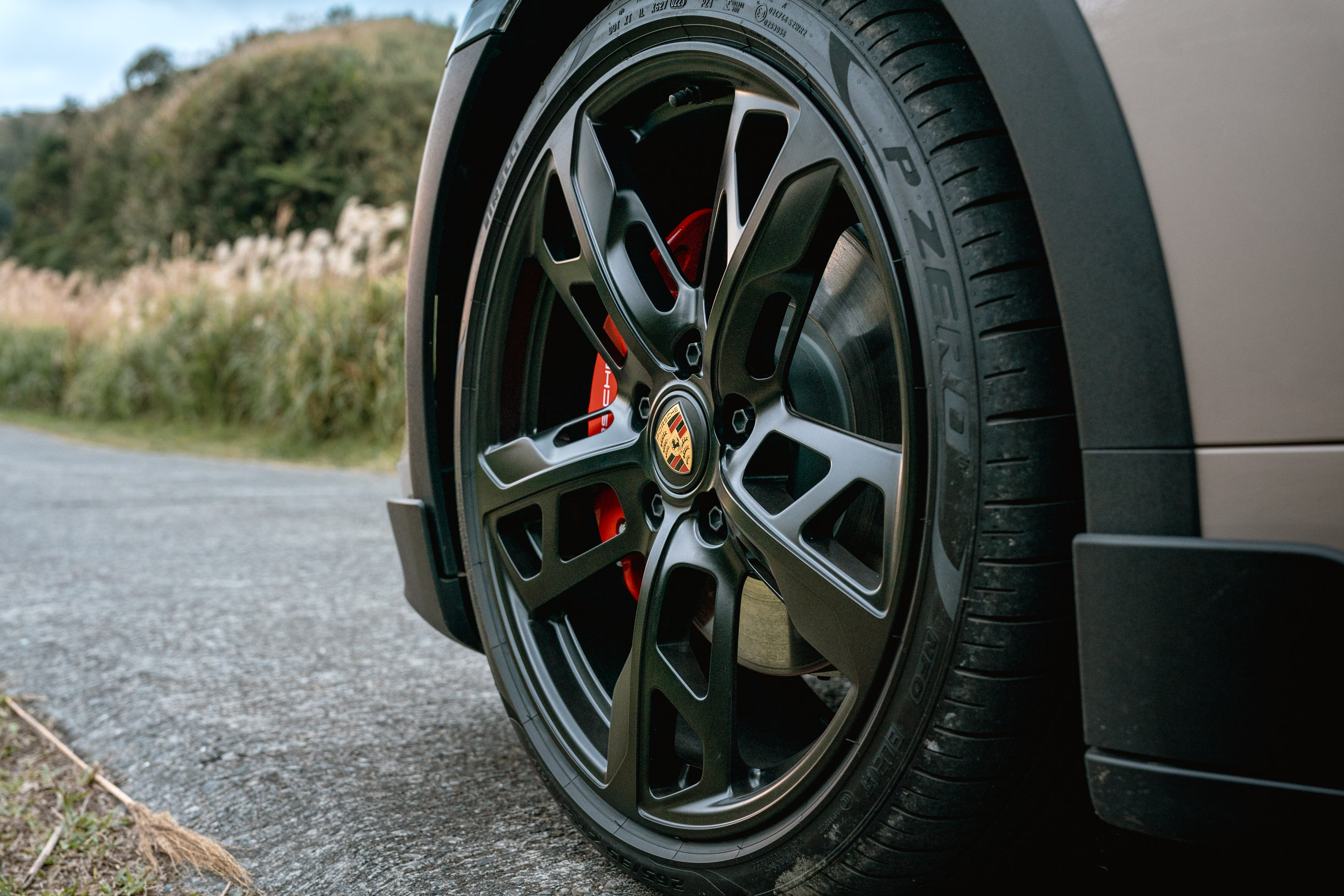 輪圈為21吋Cross Turismo Design樣式,施以消光黑色烤漆(Satin Black)。