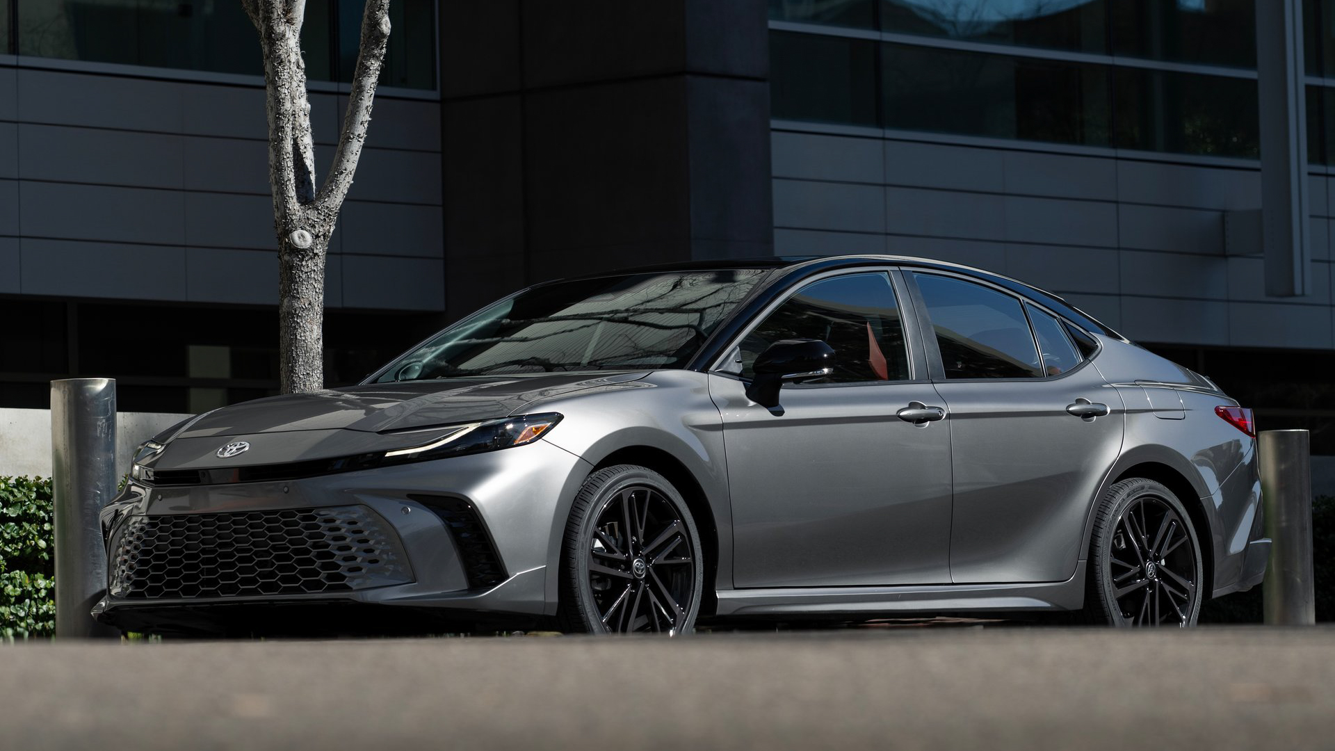 新年式 Toyota Camry 調整編成，增汽油尊爵 100.9 萬元起！