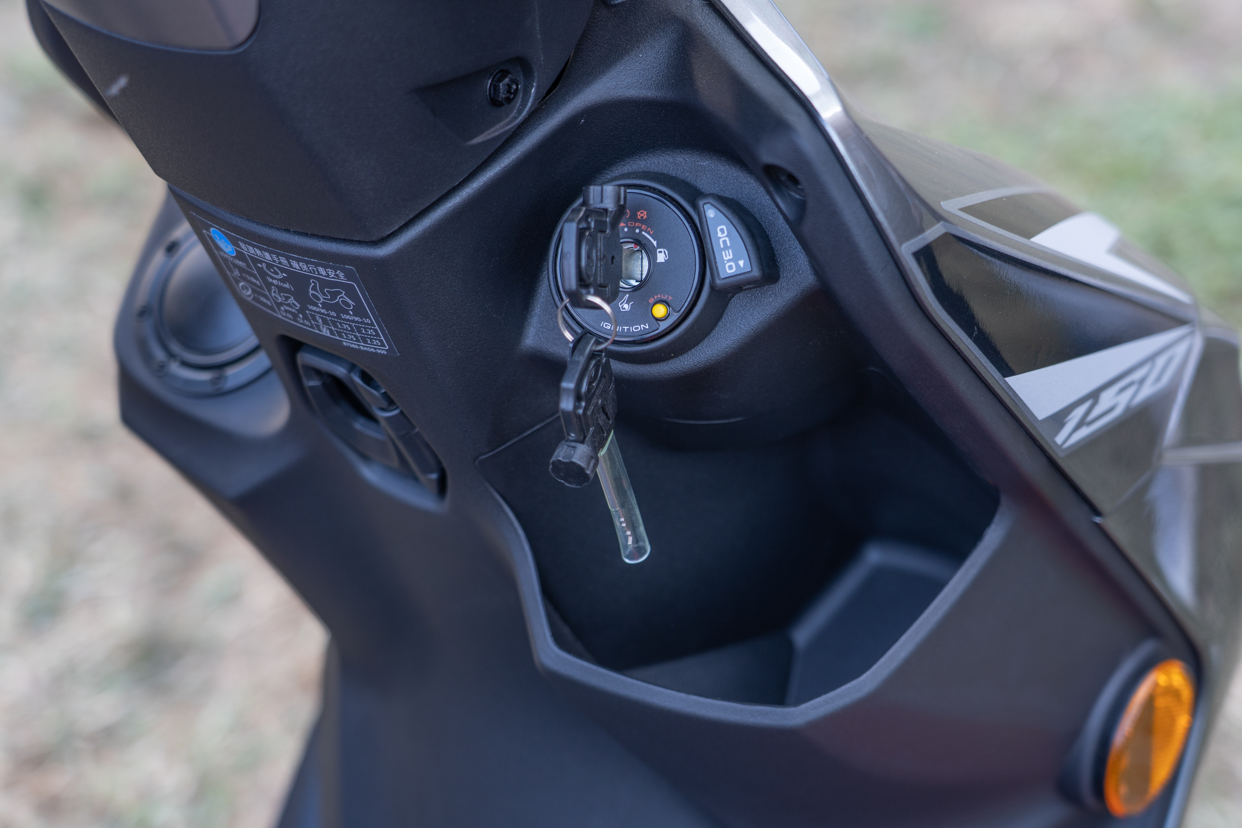 前置物空間加深，搭配折疊掛勾與充電座，提升用車便利性。