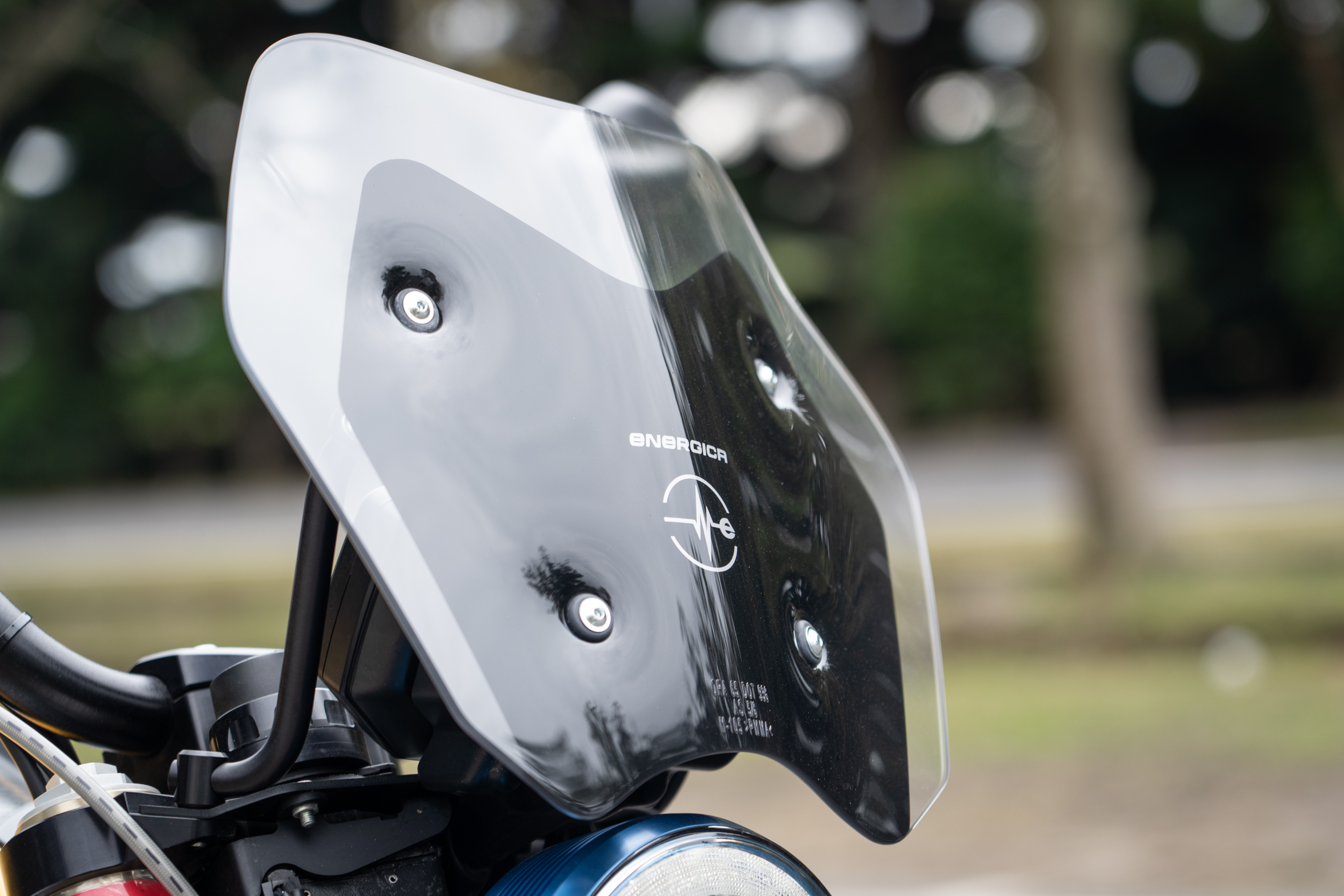 EVA EsseEsse9+ 為雙座街車定位，頭燈上方僅配置小型擾流風鏡。