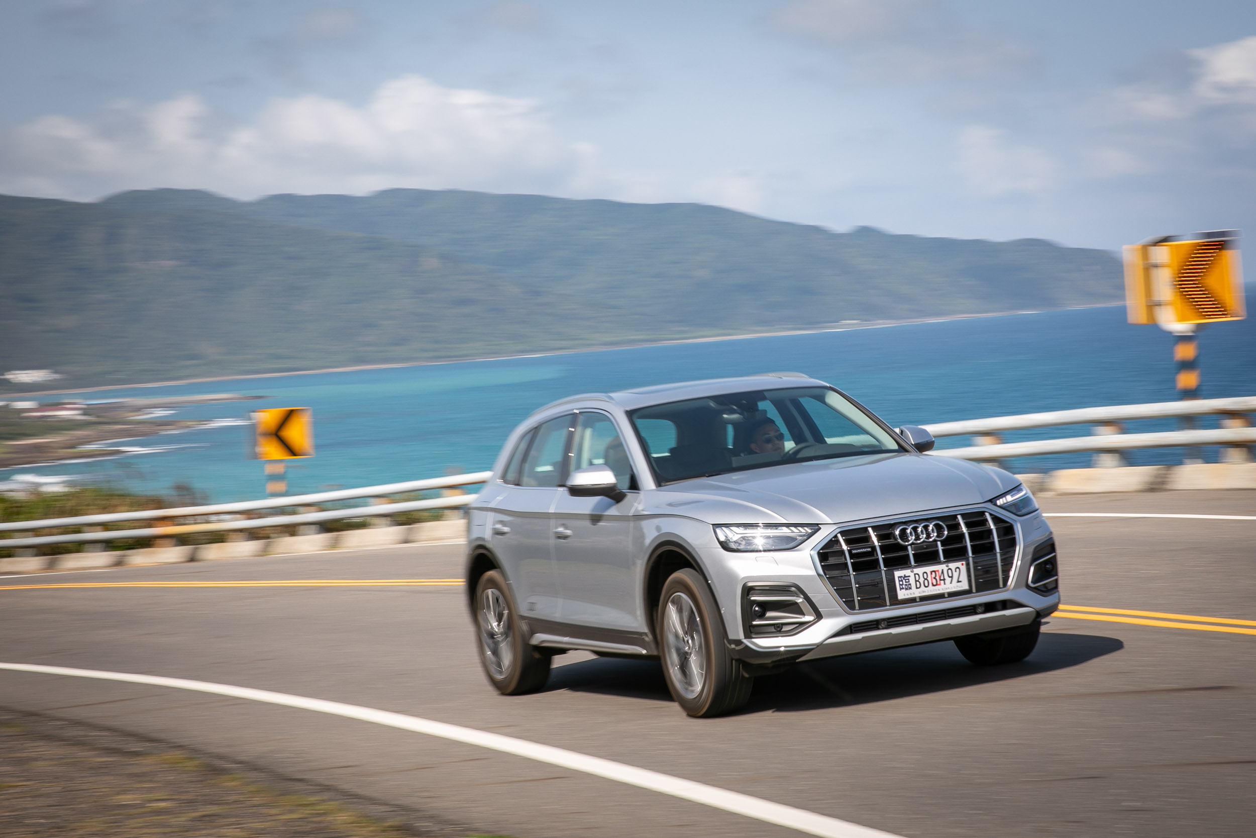 2.0 升汽油渦輪增壓引擎加上 12V 輕型複合動力系統,可輸出 265hp / 5250 ~ 6500rpm 最大馬力與 37.8kgm / 1600 ~ 4500rpm 最大扭力。