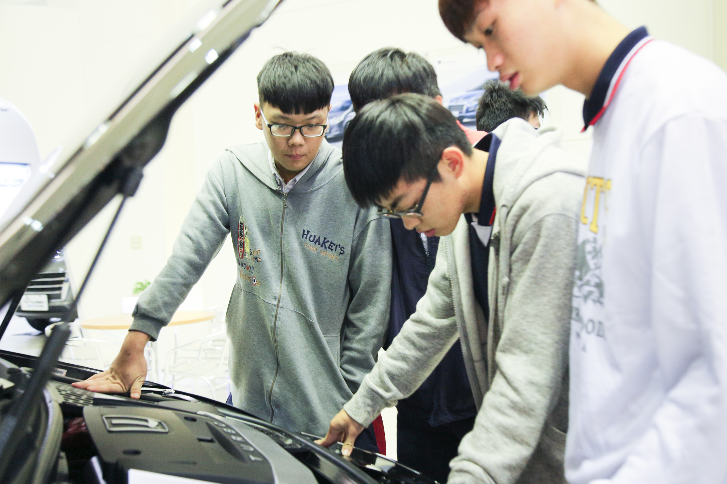 Luxgen 由北智捷總經理連振偉代表出席及捐贈 U6 GT、M7 Turbo Eco Hyper 共兩輛車予「109學年度全國工業類科學生技藝競賽」，供競賽得名之學校教學使用。