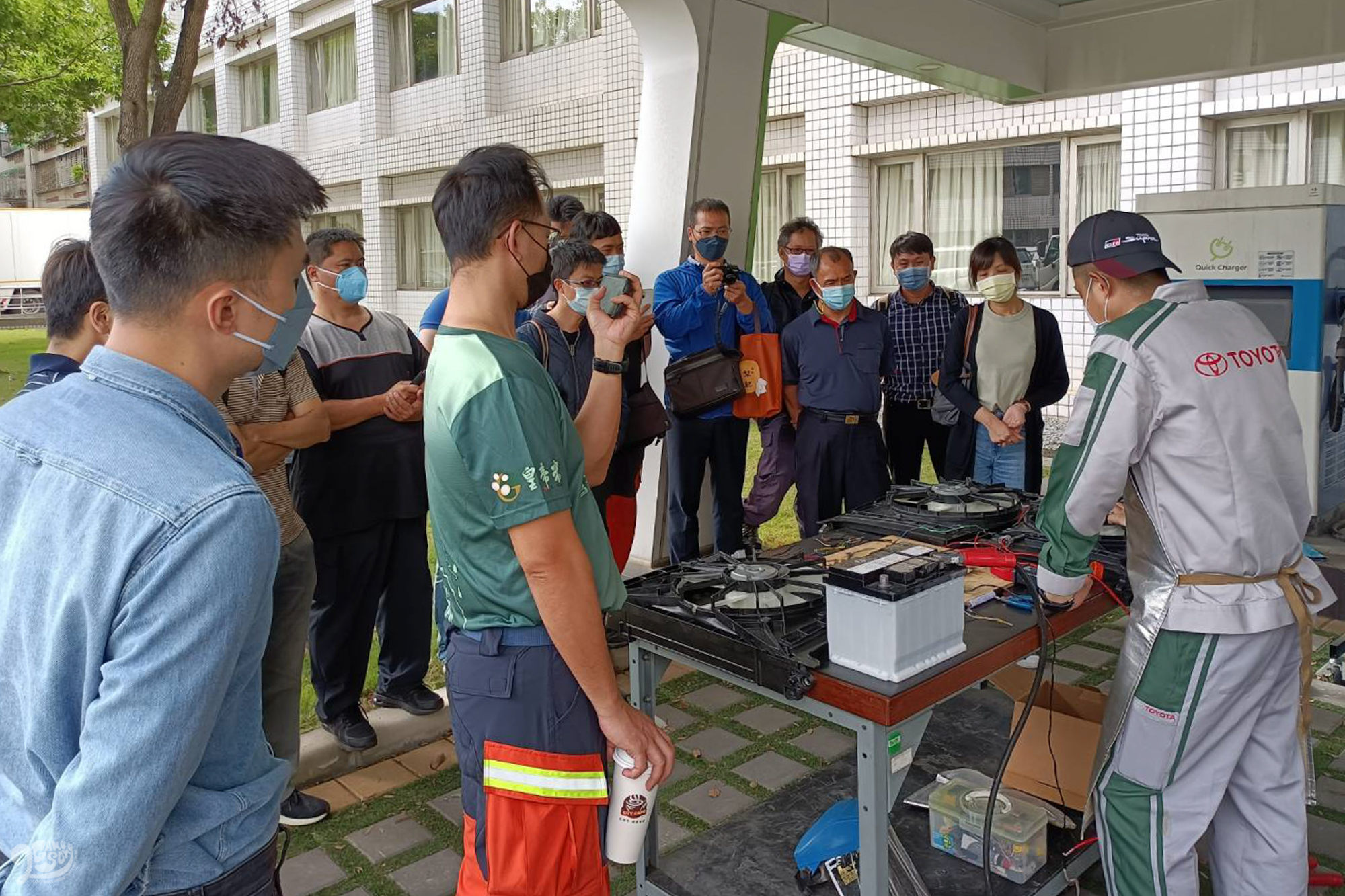 透過專業的技術分享及經驗交流,幫助消防人員能夠專業快速地在緊急狀況下,協助車主排除車輛問題-圖為車輛電器負載模擬實驗。