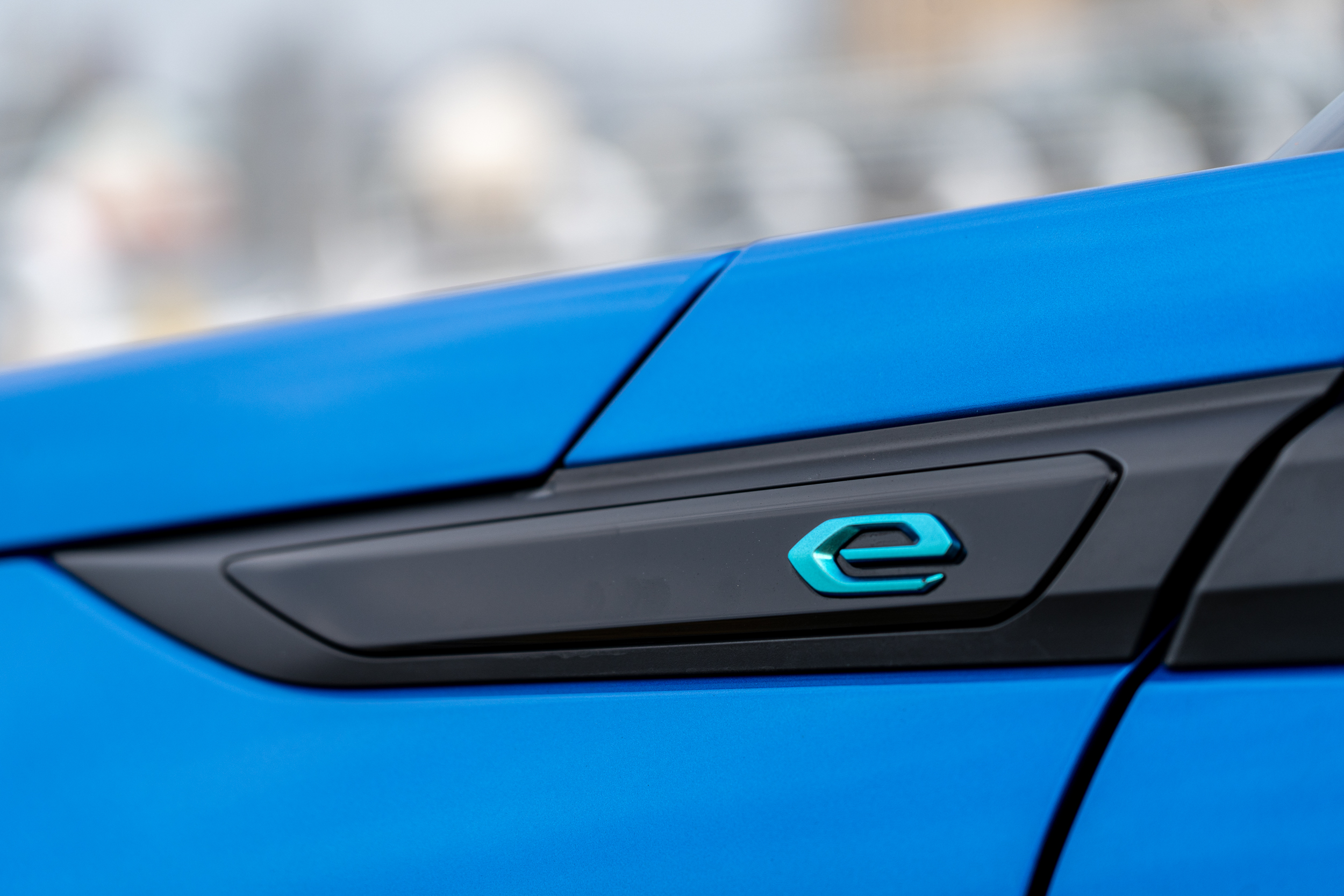 e-2008 車身周邊擁有許多專屬徽飾,以驗明正身。