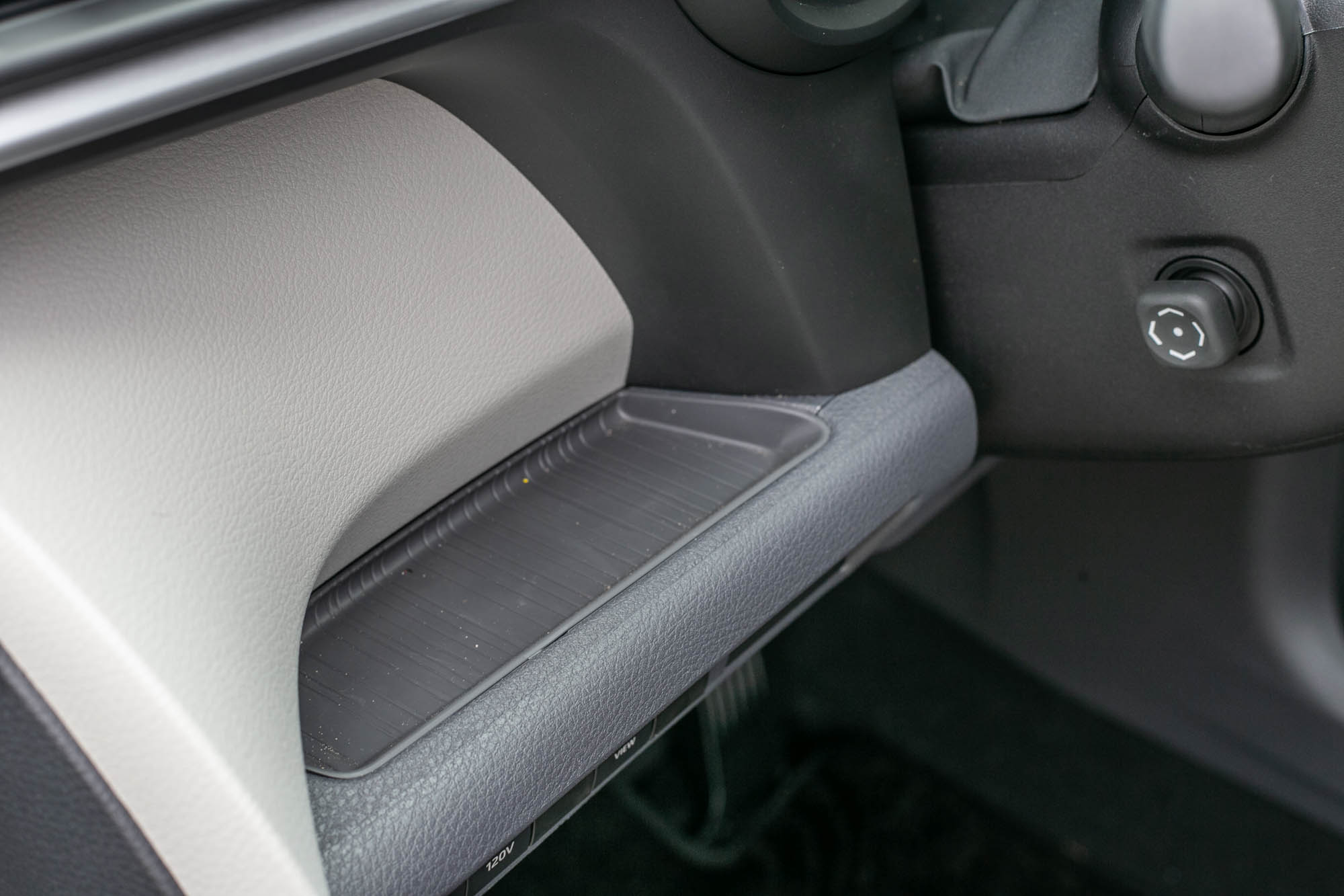 方向盤左側的置物平台。