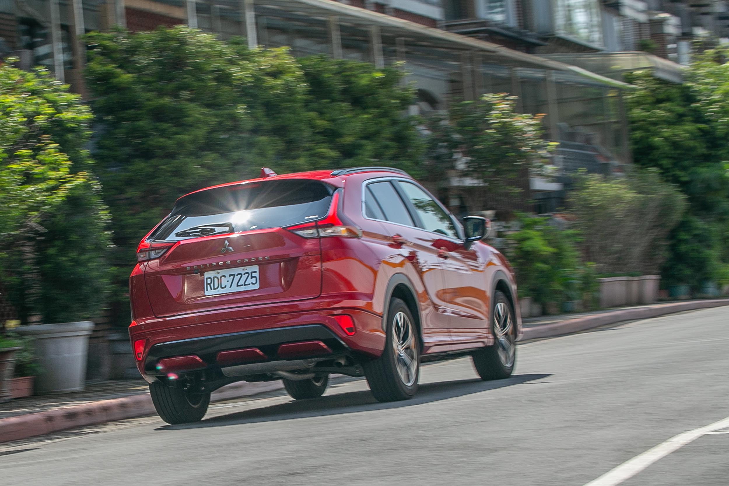 底盤設定相當適合於台灣路況行駛,但可惜的是取消先前的雙層車窗玻璃。