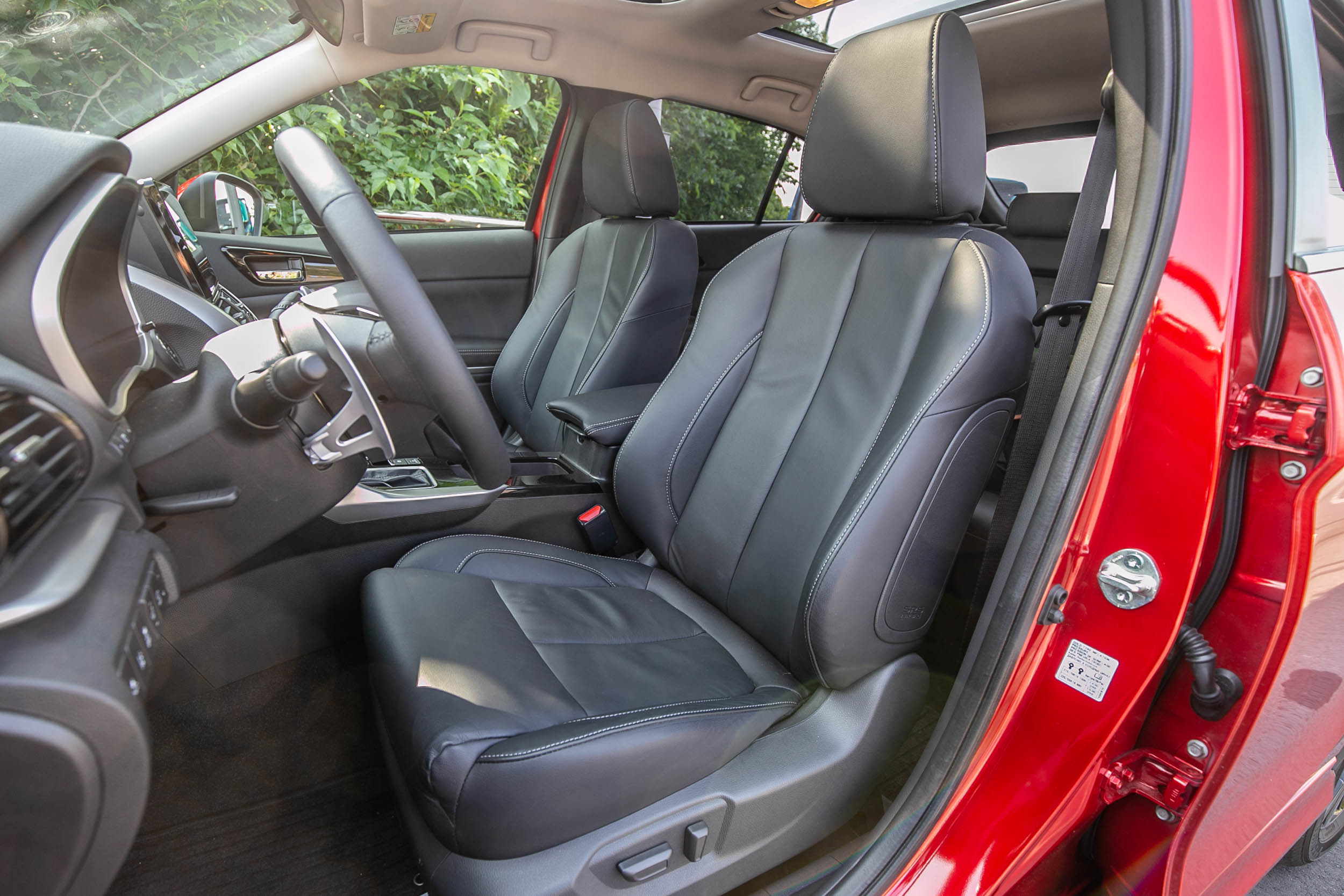 座椅採用合成皮材質。