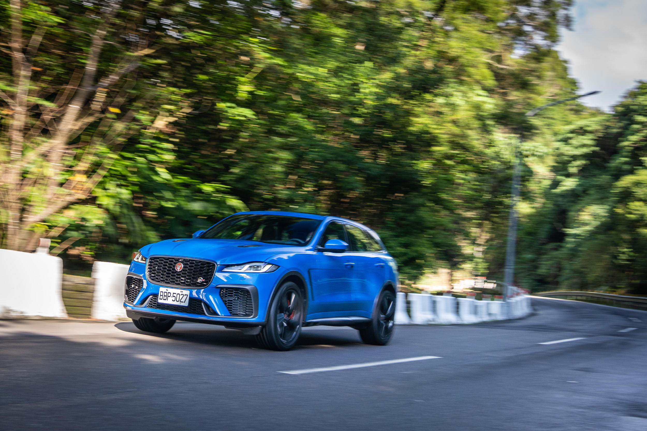 深踩油門,F-Pace SVR 就像一頭準備好與獵物一戰生死的美洲豹一樣,卯足全力一躍而出。