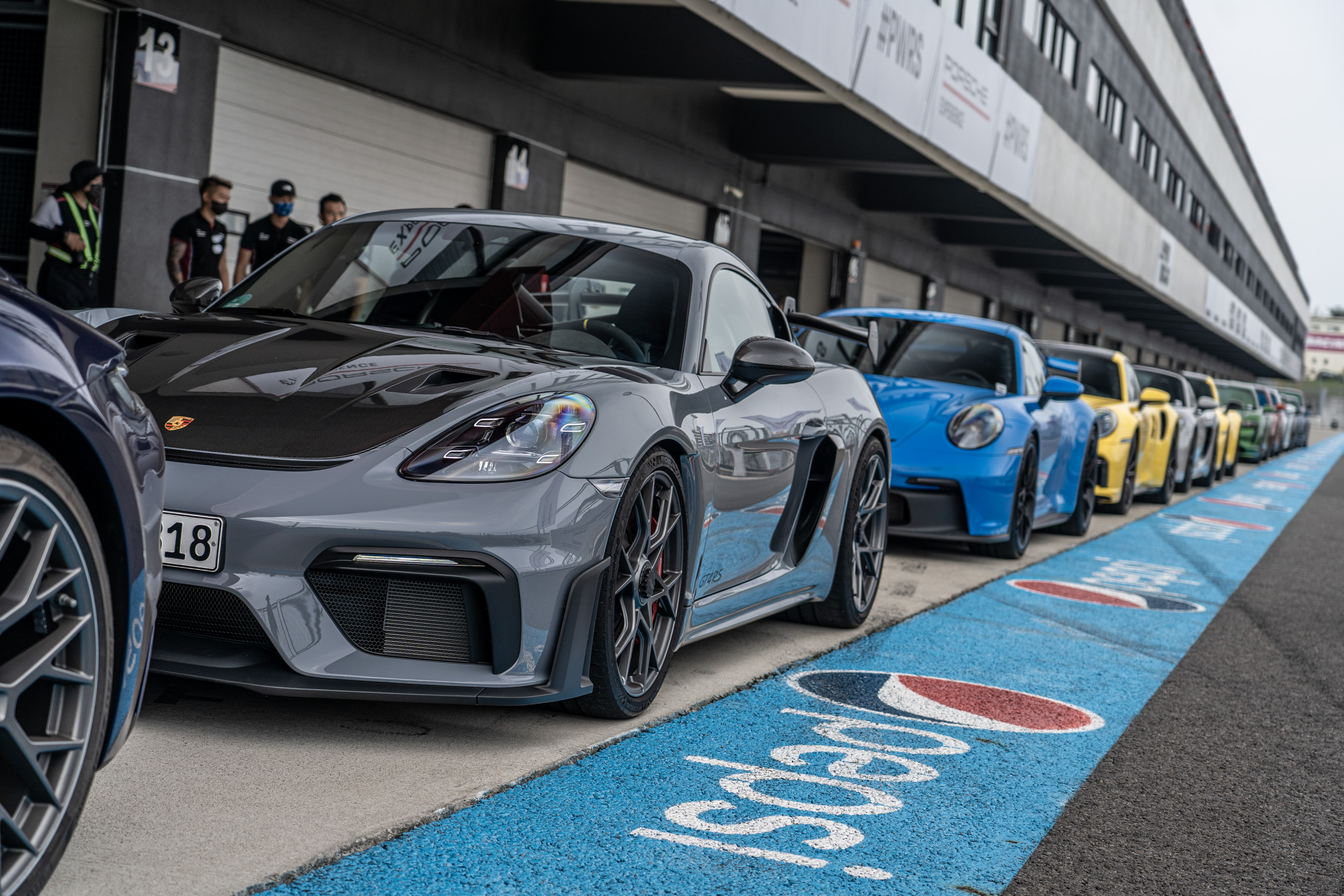 媒體試駕行程區分為純跑車組與非純種跑車組,純跑車組不包含前頭領軍的教練車以外,從前至後順序安排為Cayman GT4 RS、911 GT3、911 Turbo S、718 Boxster GTS、911 GTS等。