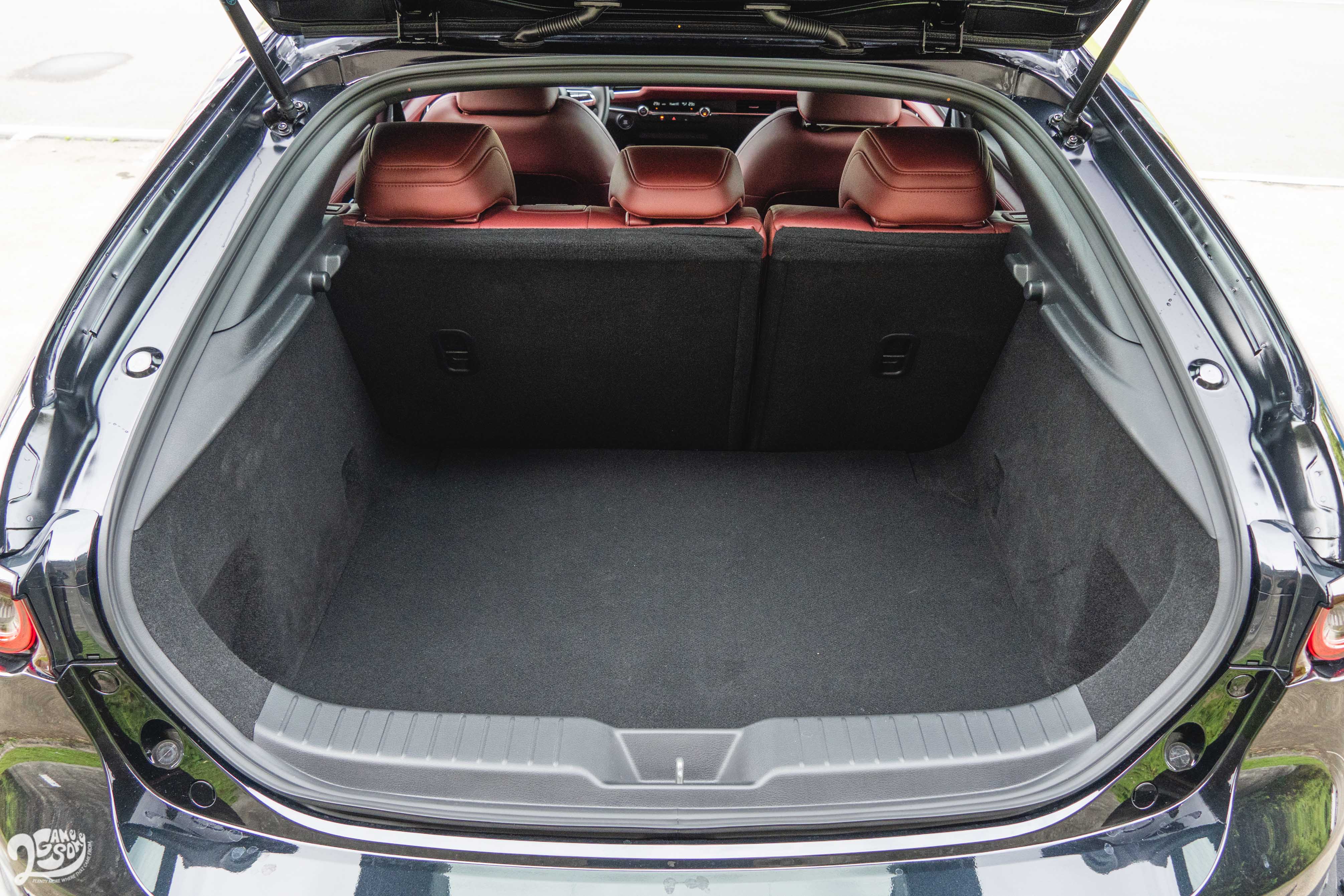 Mazda 5D 行李廂容積 327 公升。