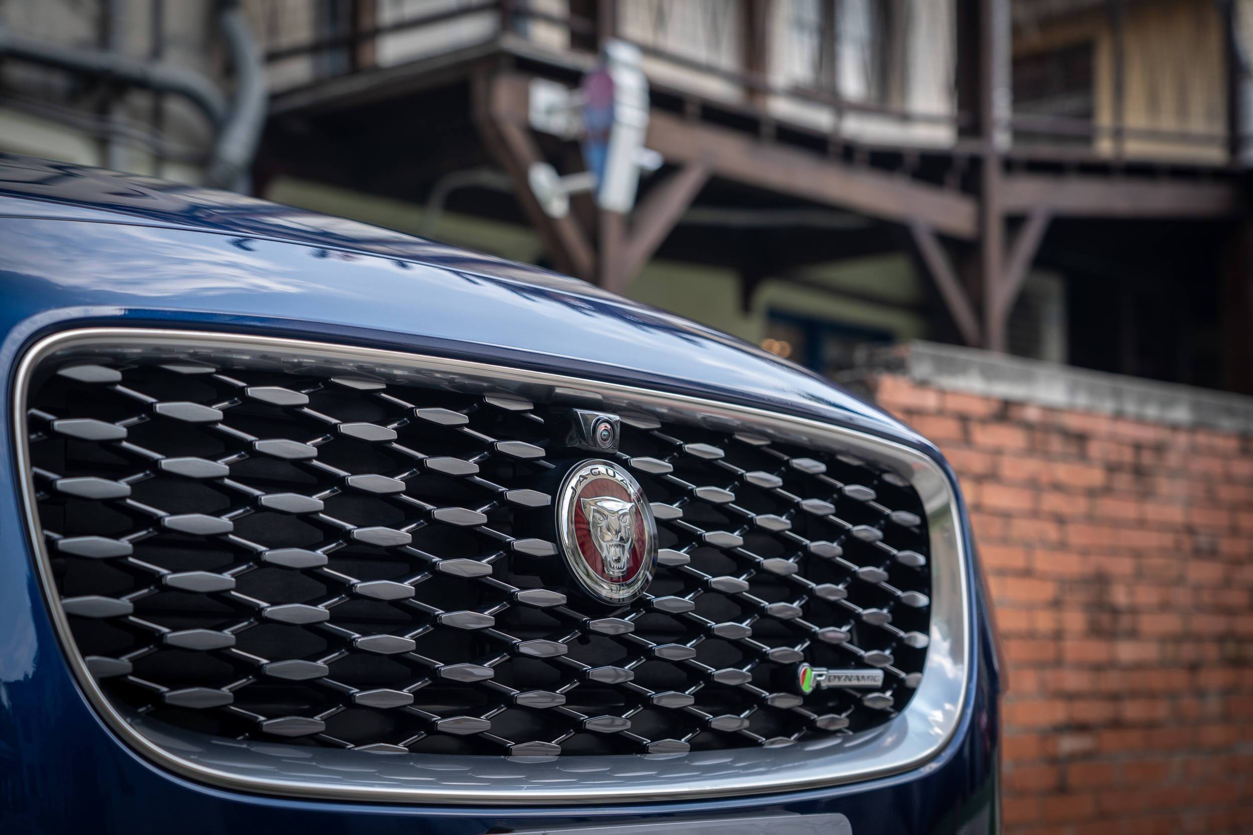 六角格紋的水箱護罩為品牌新家族設計風格。