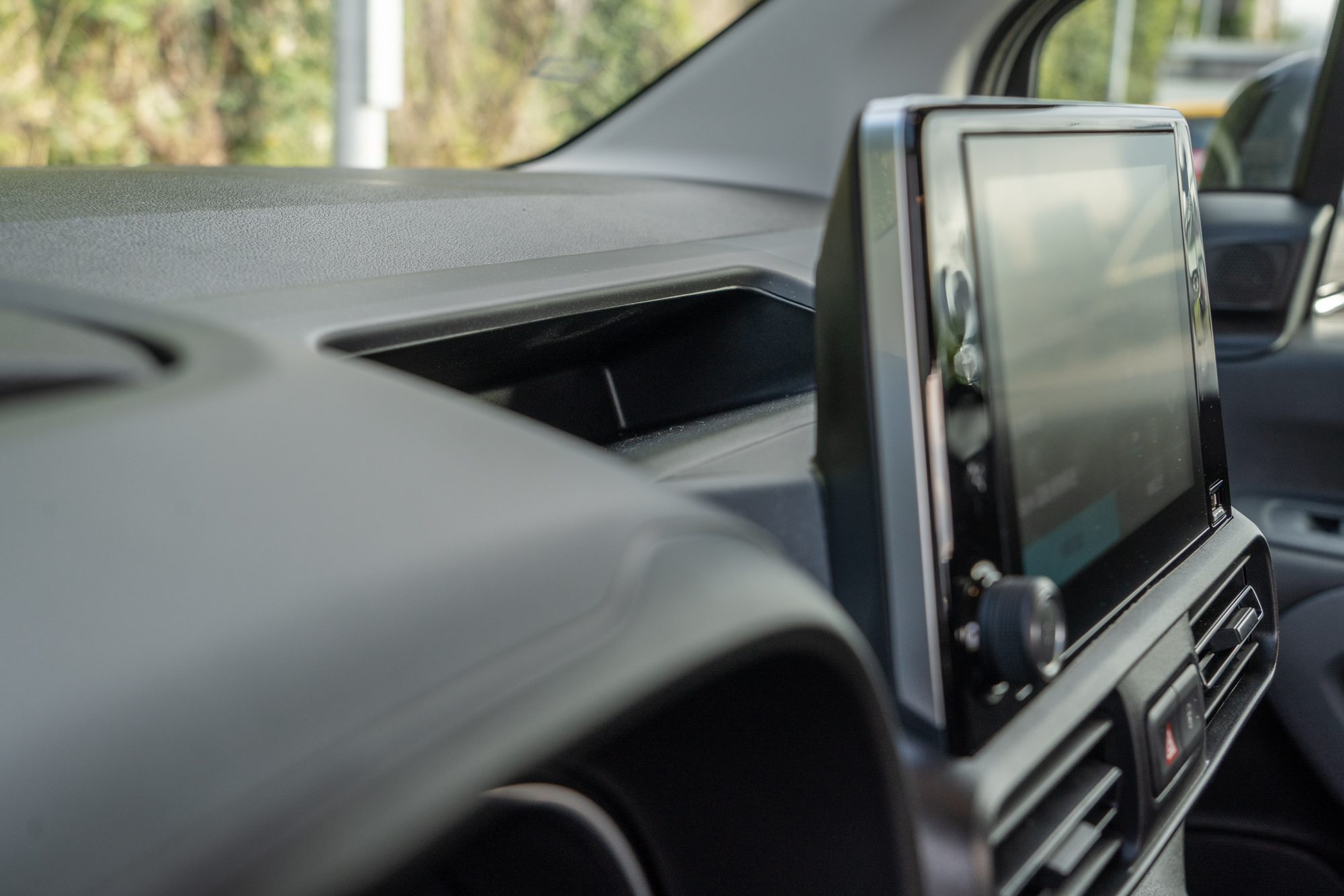 中控台螢幕後方也有置物空間。