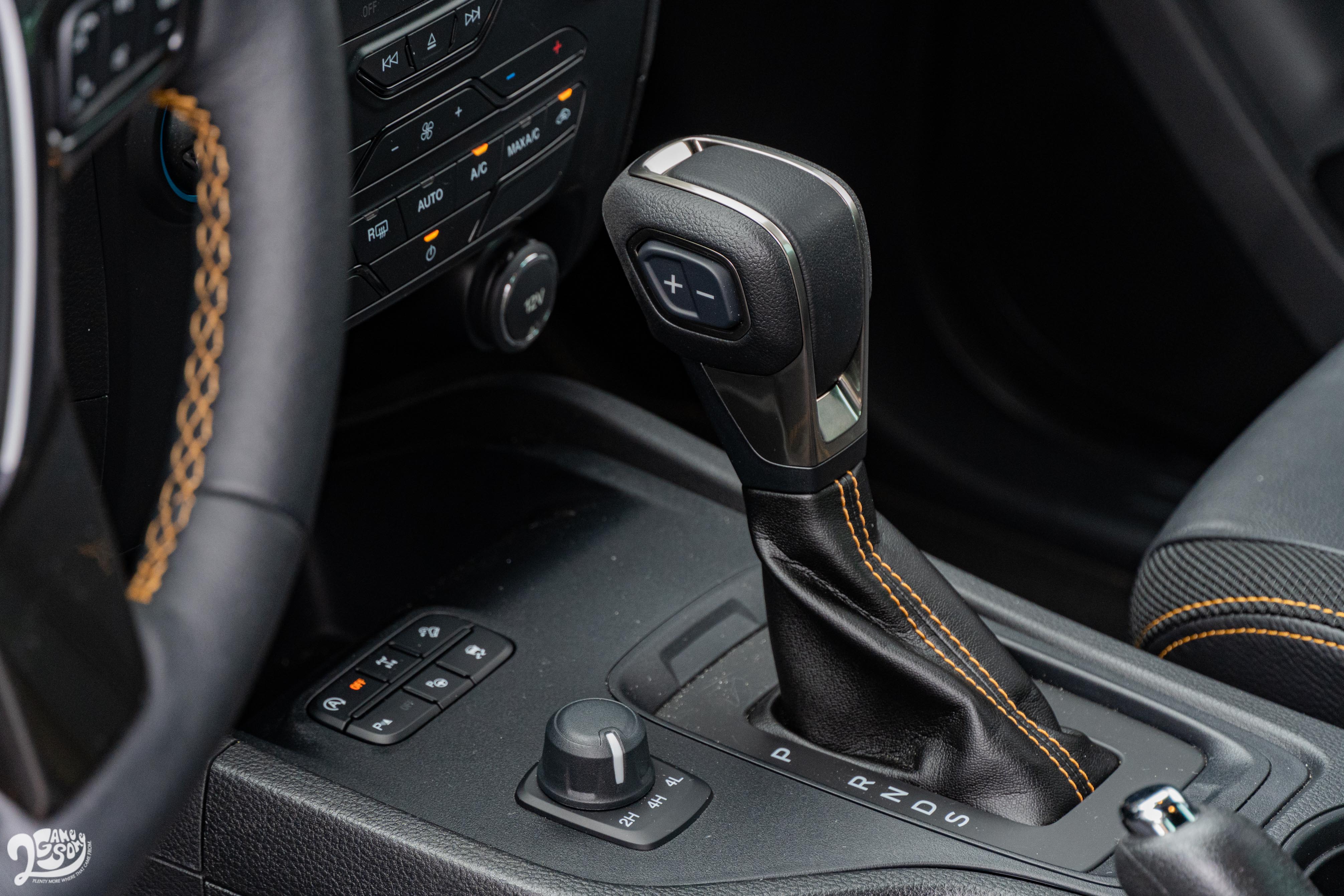 搭配 SelectShift 十速手自排變速箱,並提供 S 檔位。