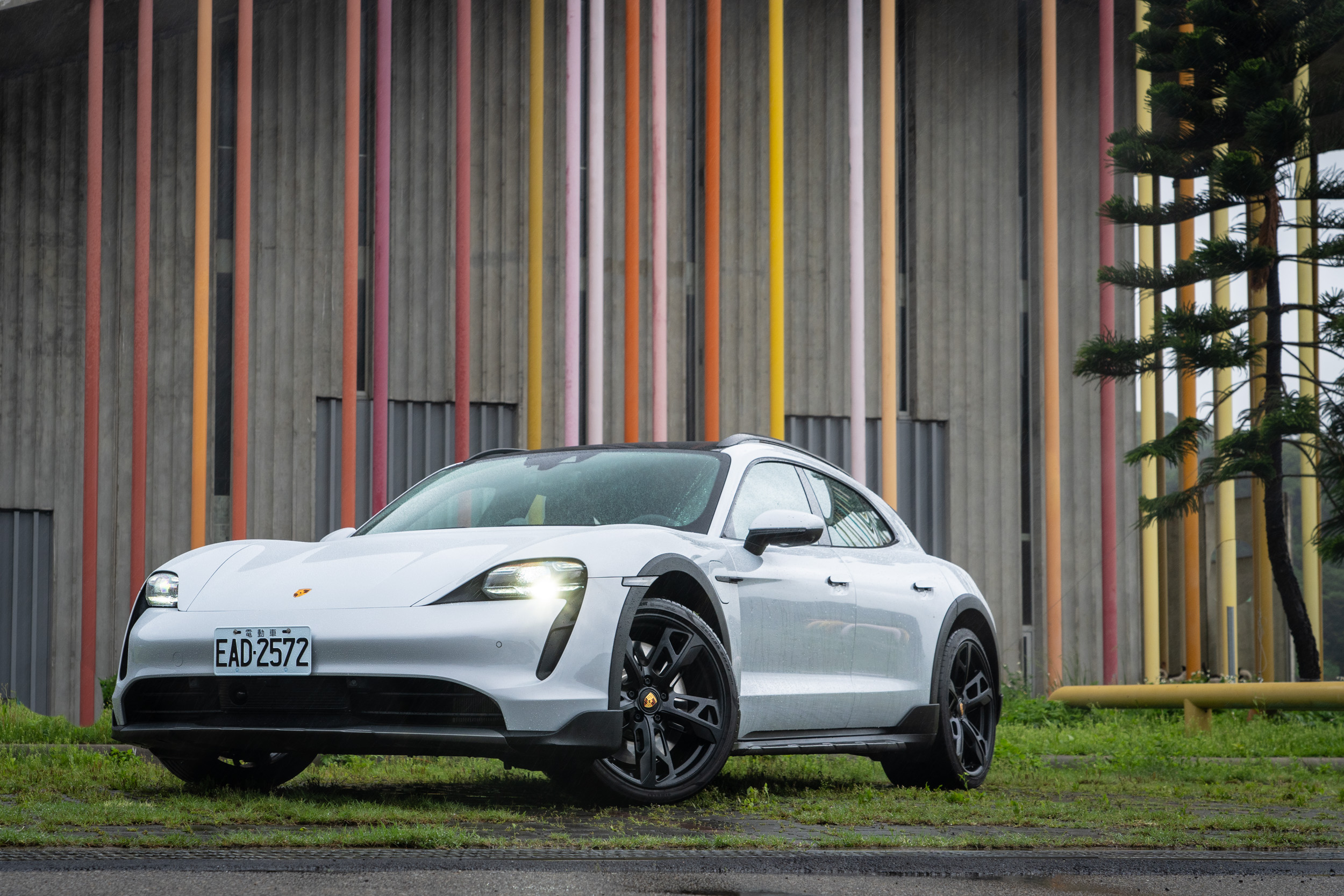 試駕車型為 21 年式 Porsche Taycan Cross Tourismo 4S,建議車價為新台幣 479 萬元,22 年式則漲至 490 萬元,加上選配項目後,售價高達 791.36 萬元。