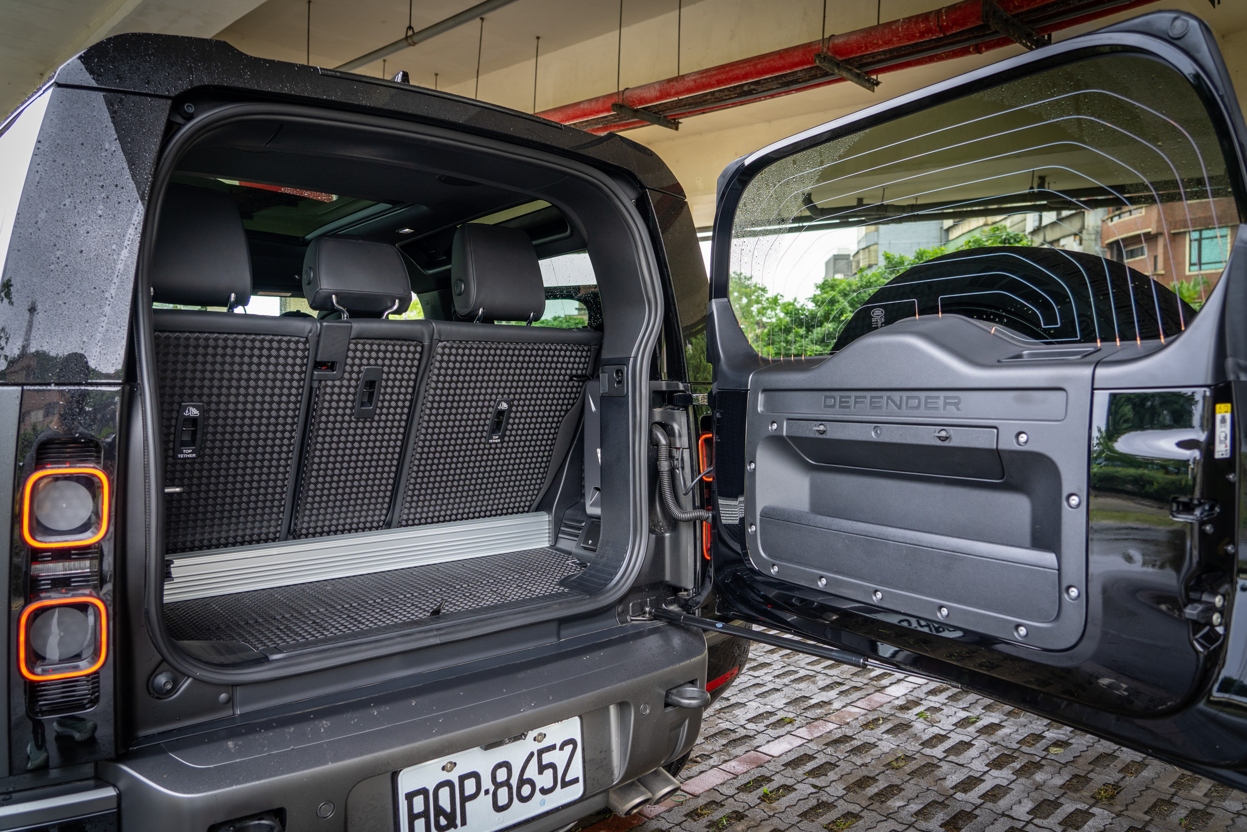 標準乘坐狀態下後廂容積為 297 公升。