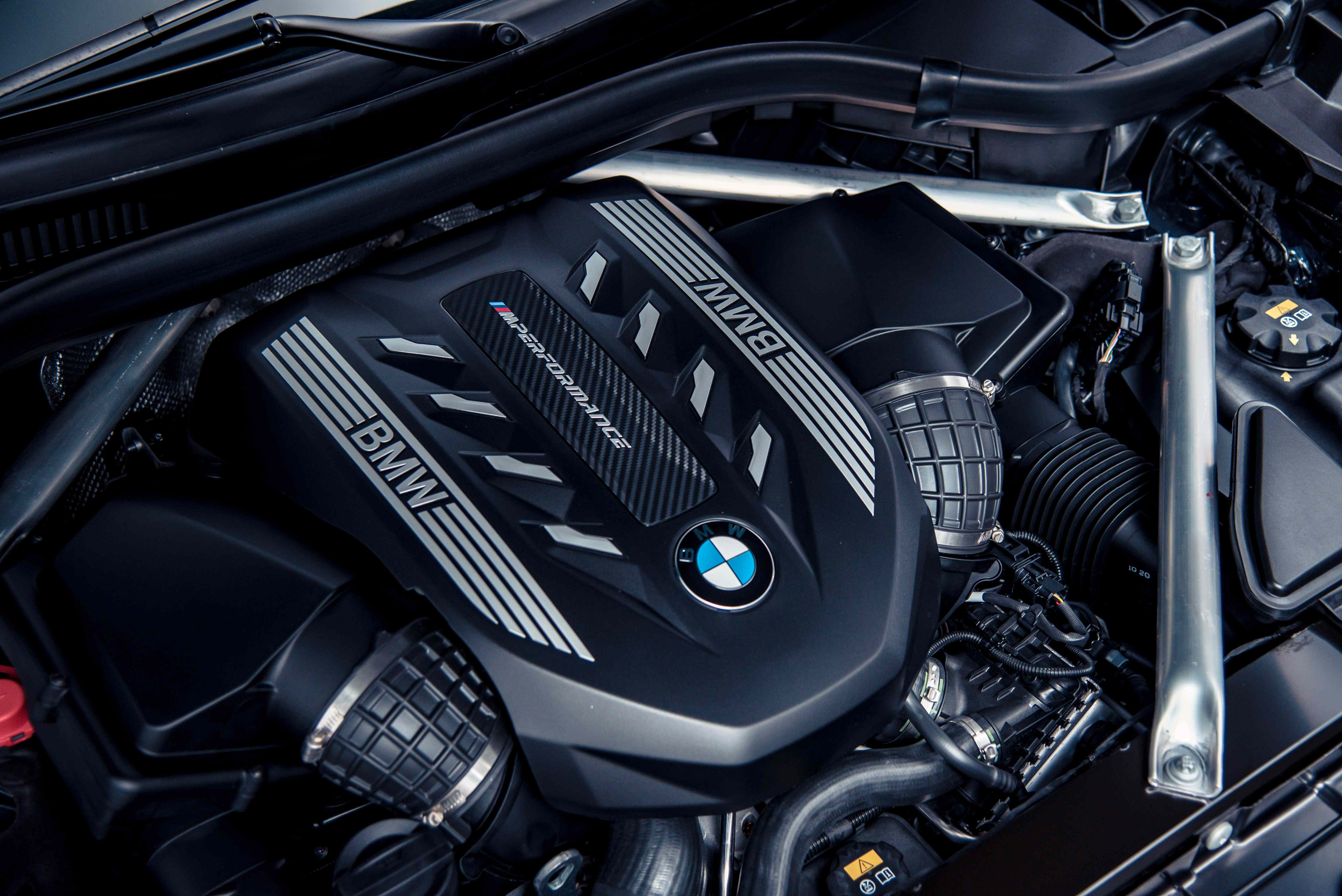 BMW M Performance TwinPower Turbo N63 4.4 升 V 型 8 汽缸雙渦輪雙渦流汽油引擎，最大馬力達 530 匹德制馬力與 750 牛頓米的扭力輸出。