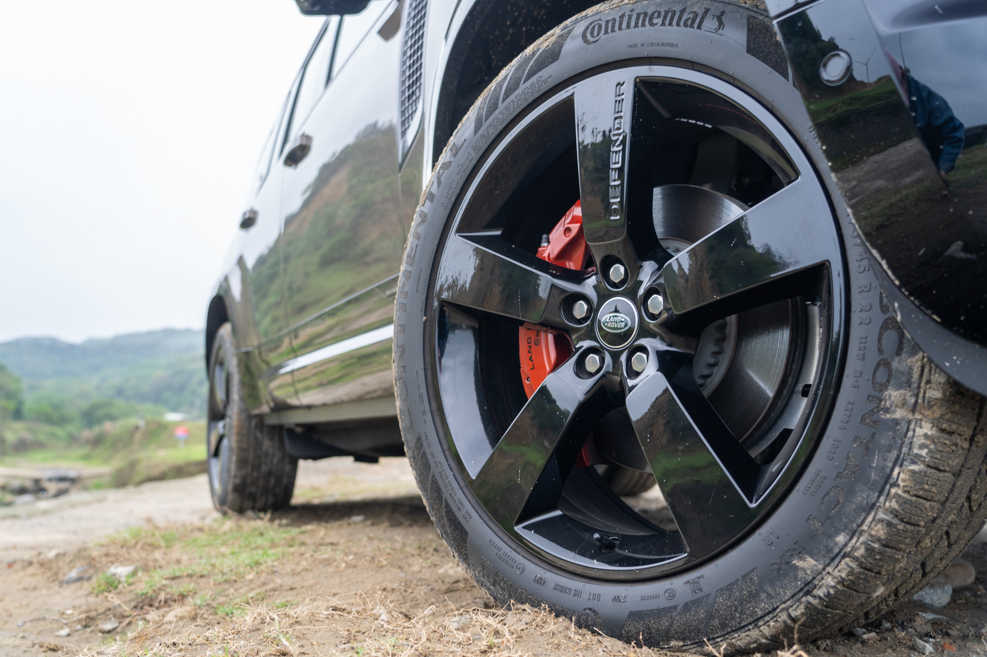 配備 20 吋 5 輻 5098 式緞光深灰色輪圈,價格為新台幣 29,400 元。