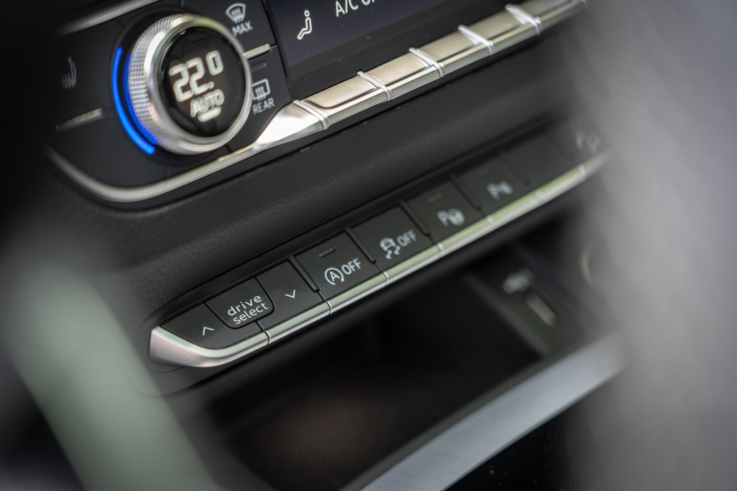 中控台仍有實體按鍵設計。