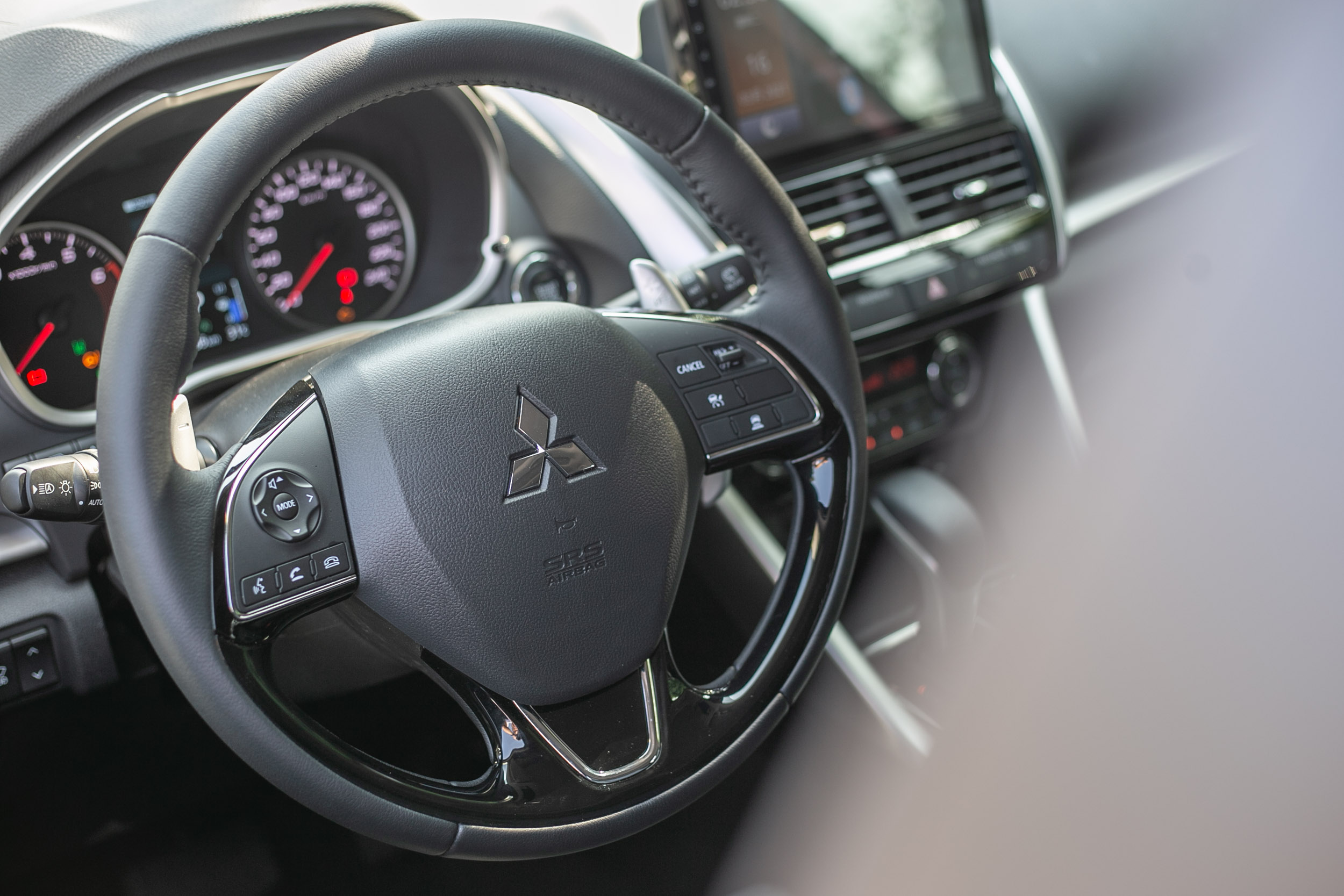 多功能方向盤配備有換檔撥片。