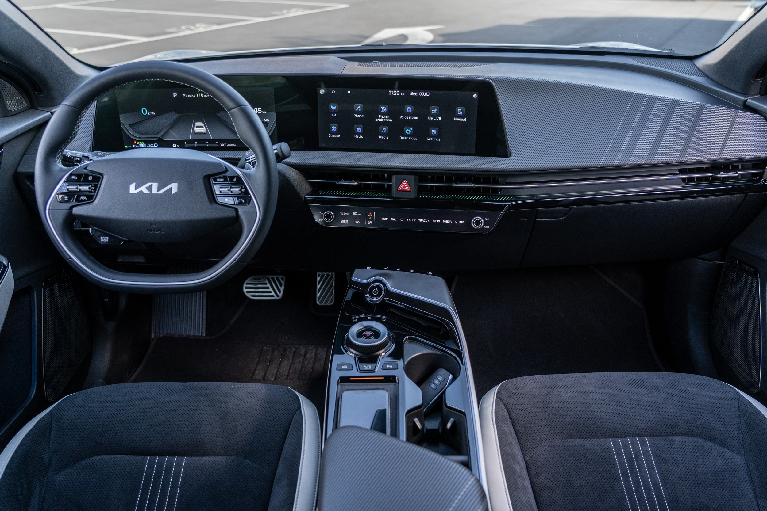 與我們所試駕過的 Ioniq 5 相較,EV6 以深色作為內裝鋪陳,高度數位化的配置也讓整體設計顯得簡約洗鍊。