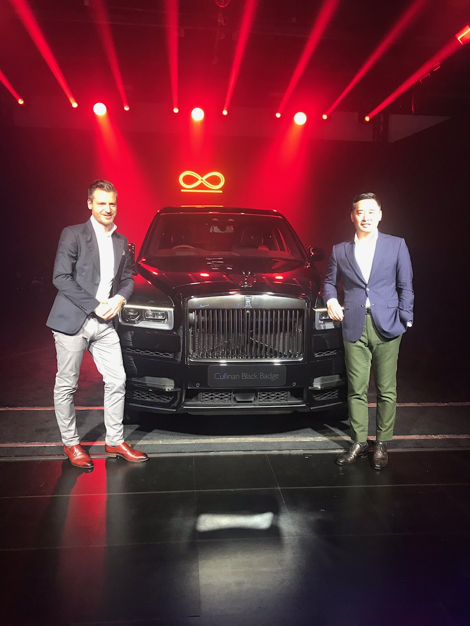 Rolls-Royce 全球銷售與行銷總監 Mr. Henrik Wilhelmsmeyer 與大中華區總監 李龍揭幕 Cullinan Black Badge。