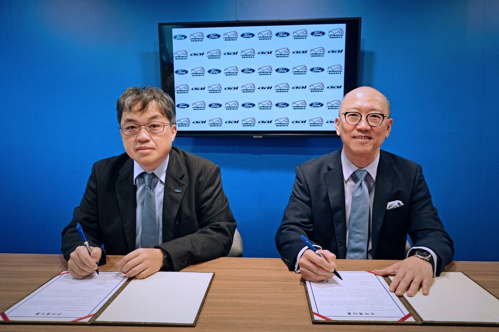 麗寶渡假區副董事長陳志鴻（右）與福特六和汽車營銷服務處副總經理蘇嘉明簽署賽事合作備忘錄。
