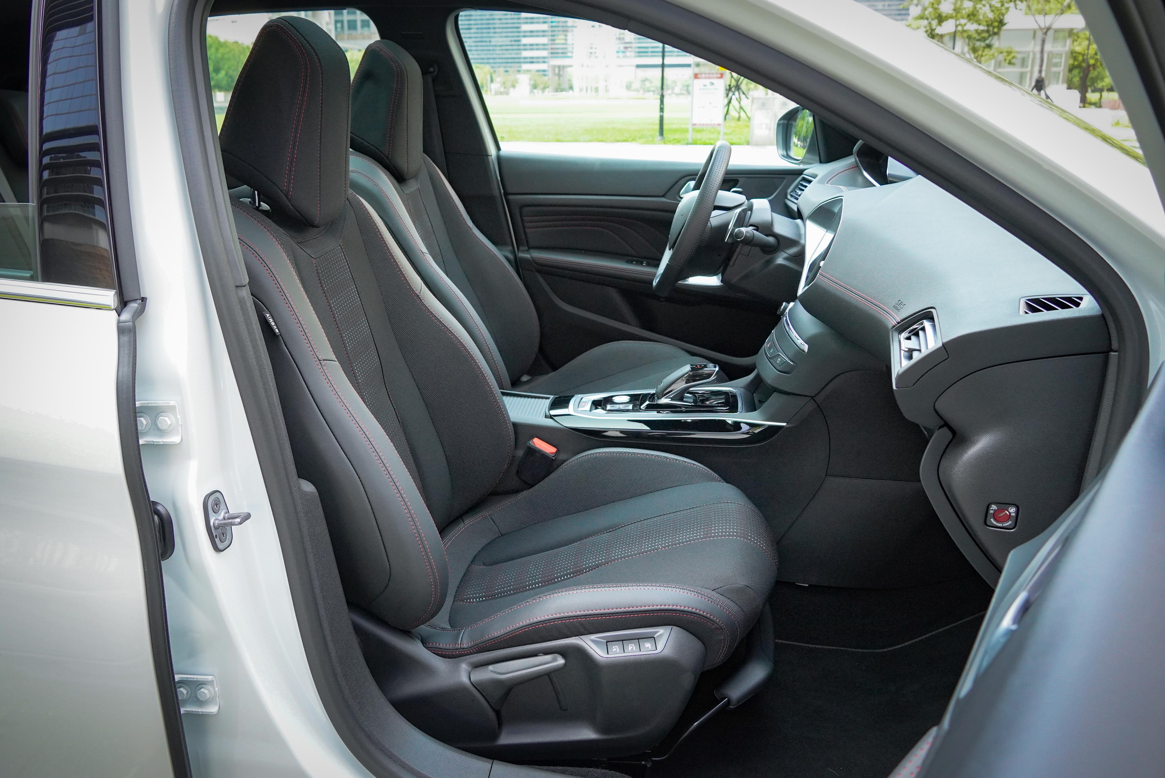 GT Line 半皮布跑車座椅與座艙氛圍舒適度極佳,支撐力十足。