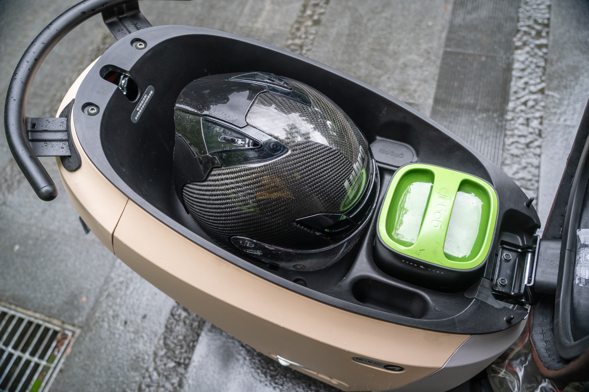 置物空間可以能容納一頂大帽體的 3/4 安全帽。