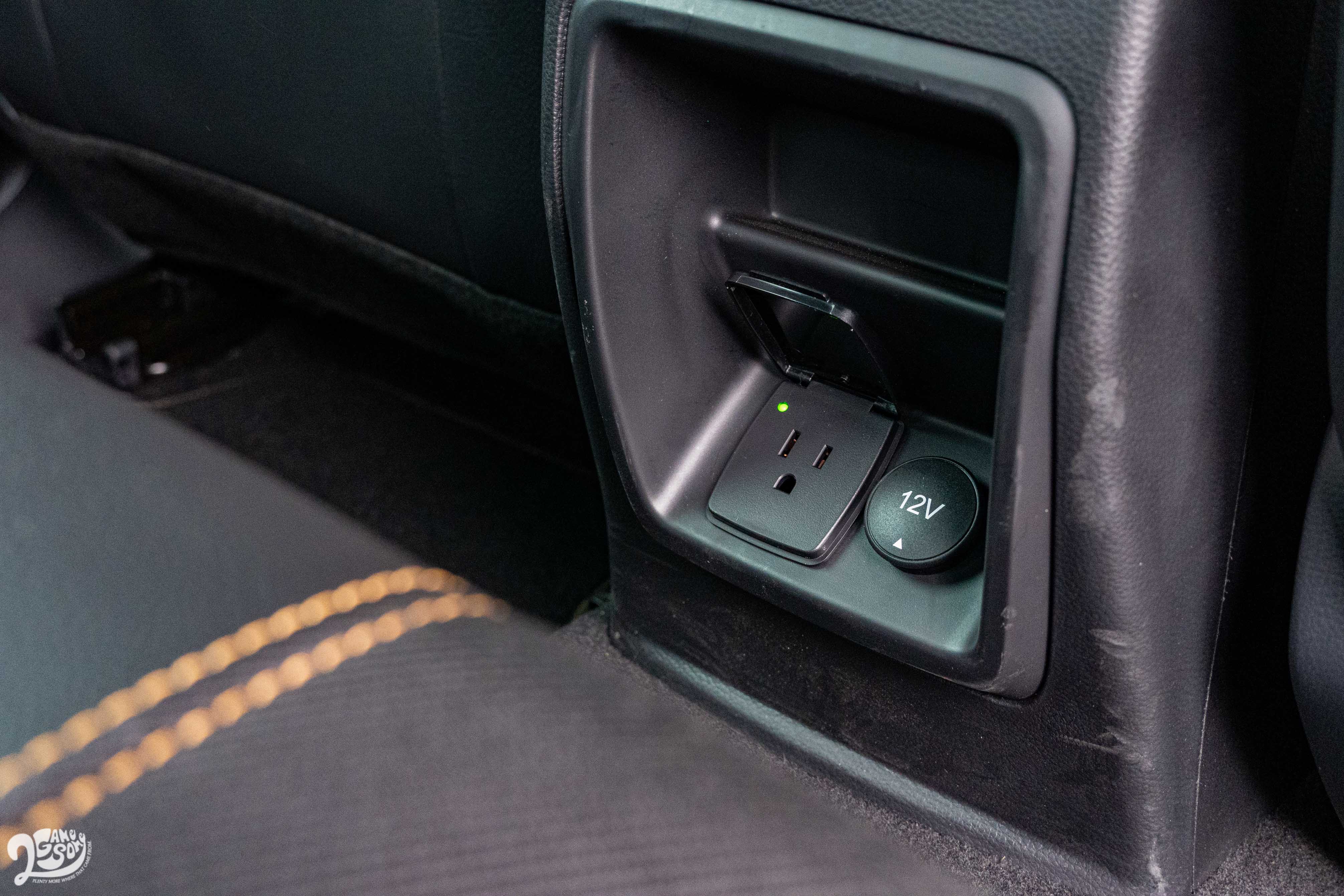 後座沒有出風口,不過有 120V 插座。