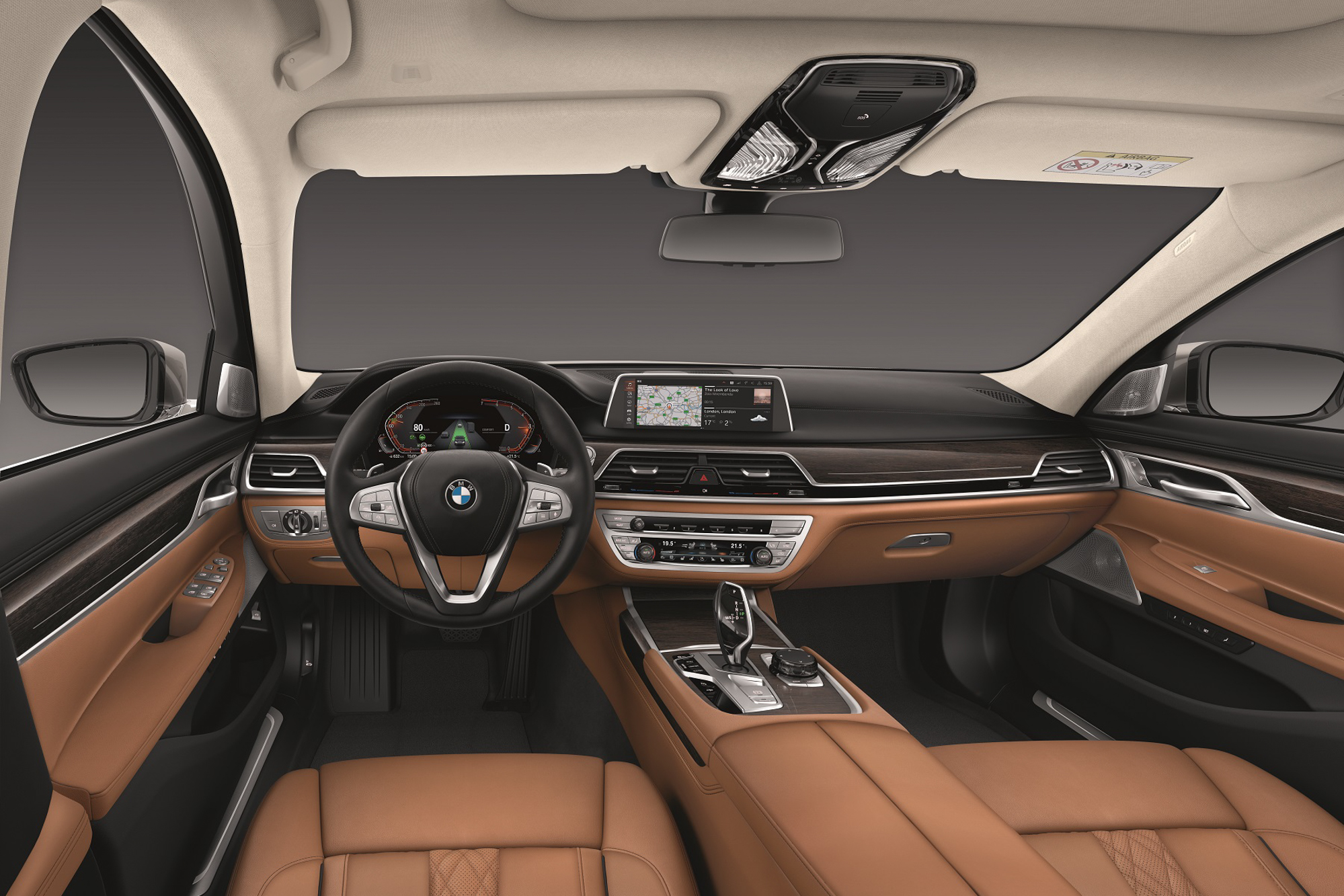 BMW 全數位虛擬座艙與 BMW Personal CoPilot 智慧駕駛輔助科技，展現完備的新世代頂尖科技。