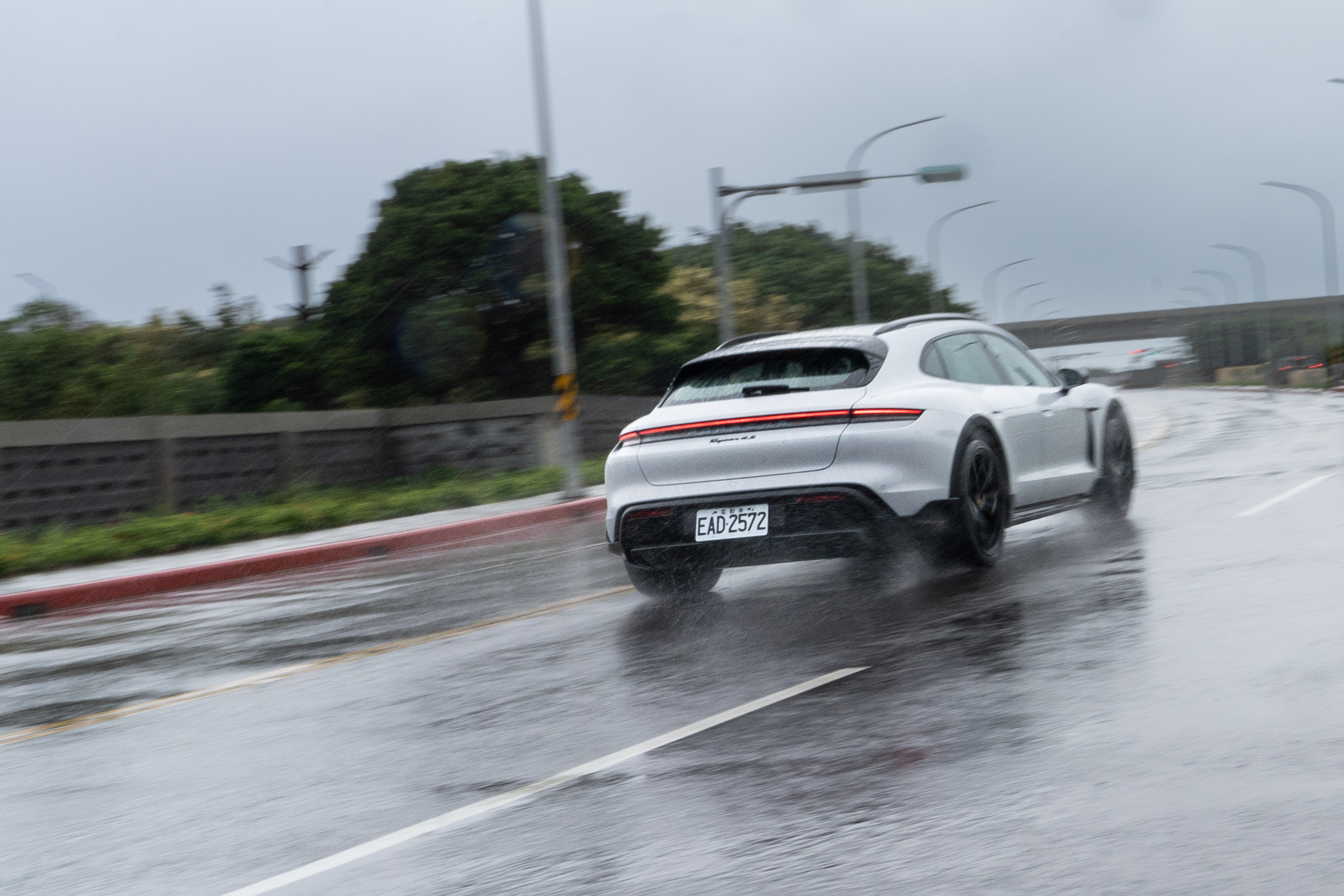 讓人意外的是 Taycan Cross Tourismo 4S 主動式氣壓懸載系統吸收道路坑洞的能力,坐在車室內,你看得到道路的坑巴,身體卻告訴你沒有任何不適的彈跳。