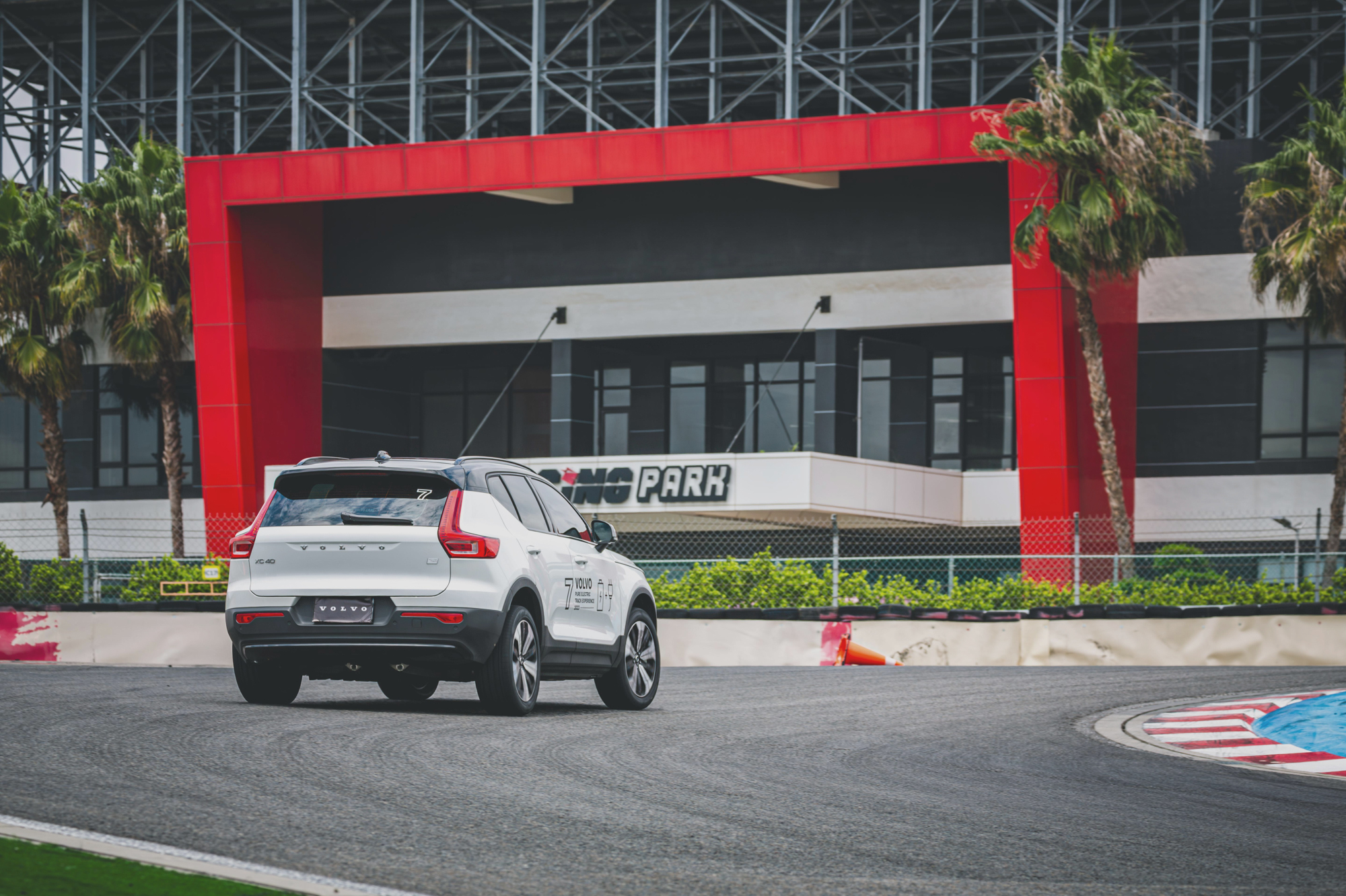 XC40 Recharge 確實在賽道上表現令人意外地沈穩,也難怪 Volvo 敢把這輛車帶到賽道上,期許未來更多電動車導入後還有機會能夠探究每輛車的性能極限。