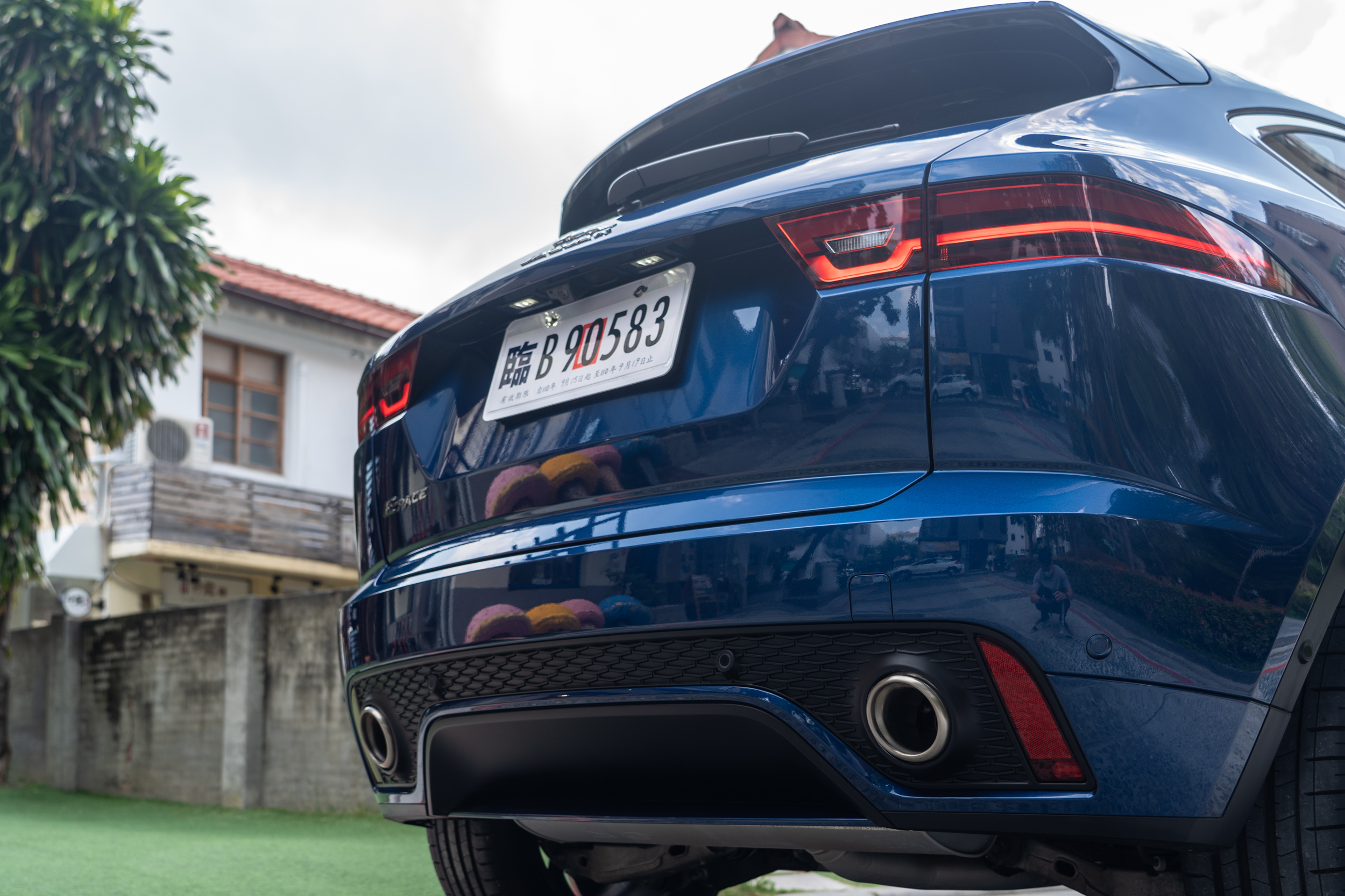 左右雙出排氣尾管設計。