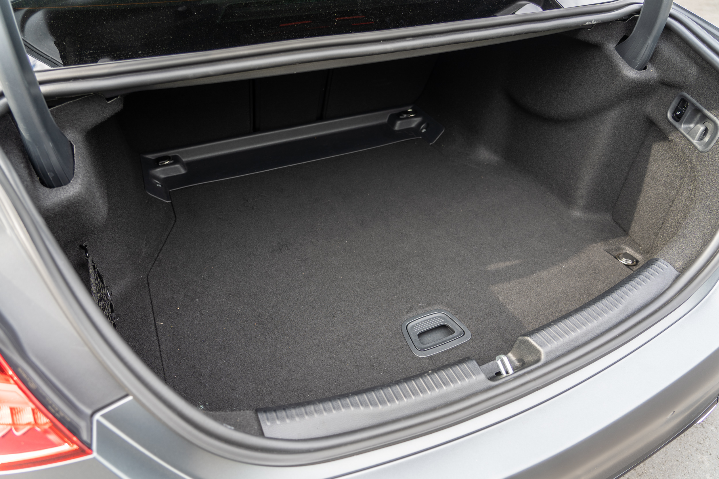 標準乘坐狀態時後廂容積為 455 公升。