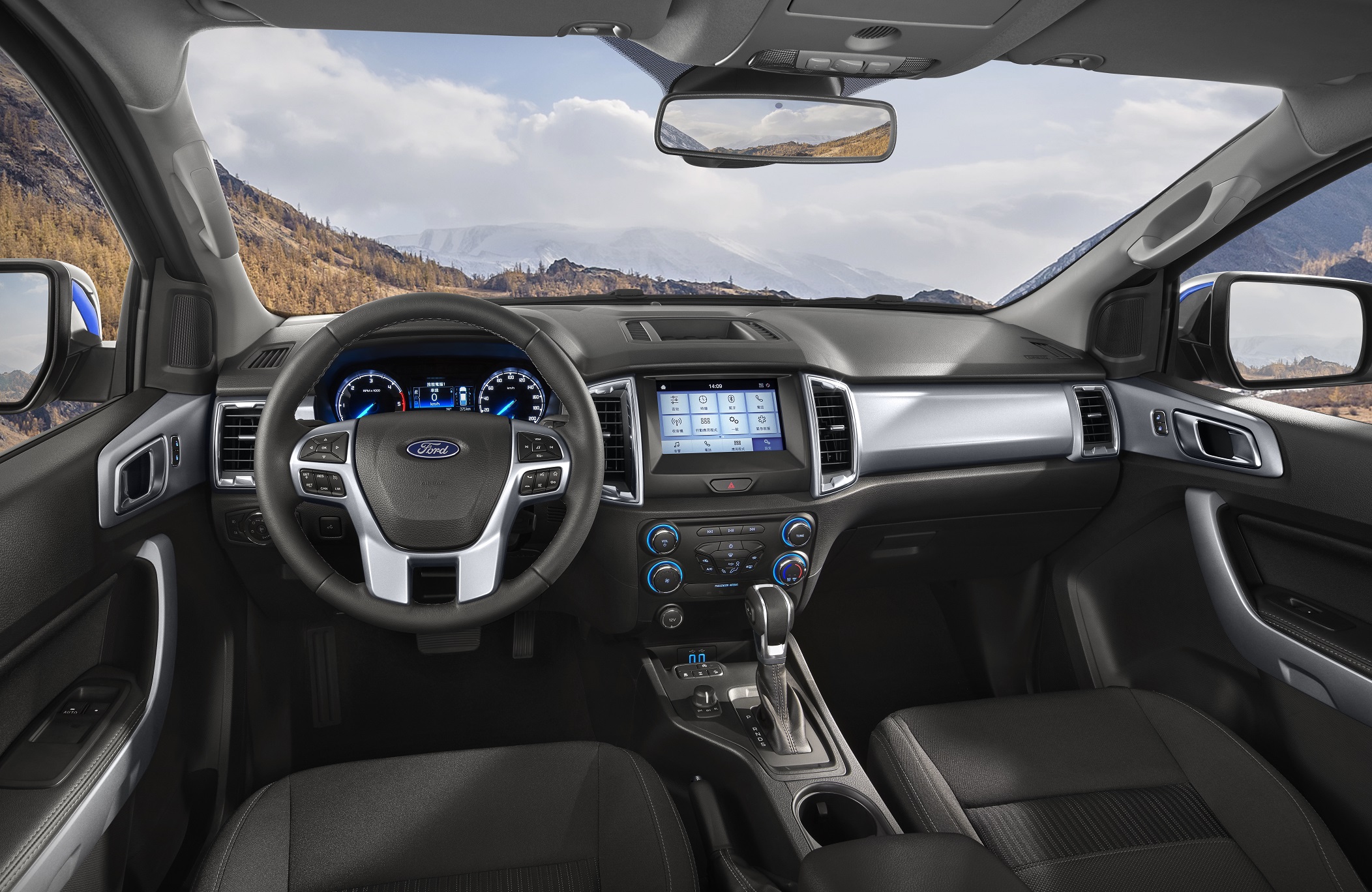 21 年式 Ford Ranger職人型／全能型全面搭載中文化儀錶資訊介面，職人型再升級原廠 8 吋全彩觸控螢幕，內建 SYNC 娛樂通訊整合系統。