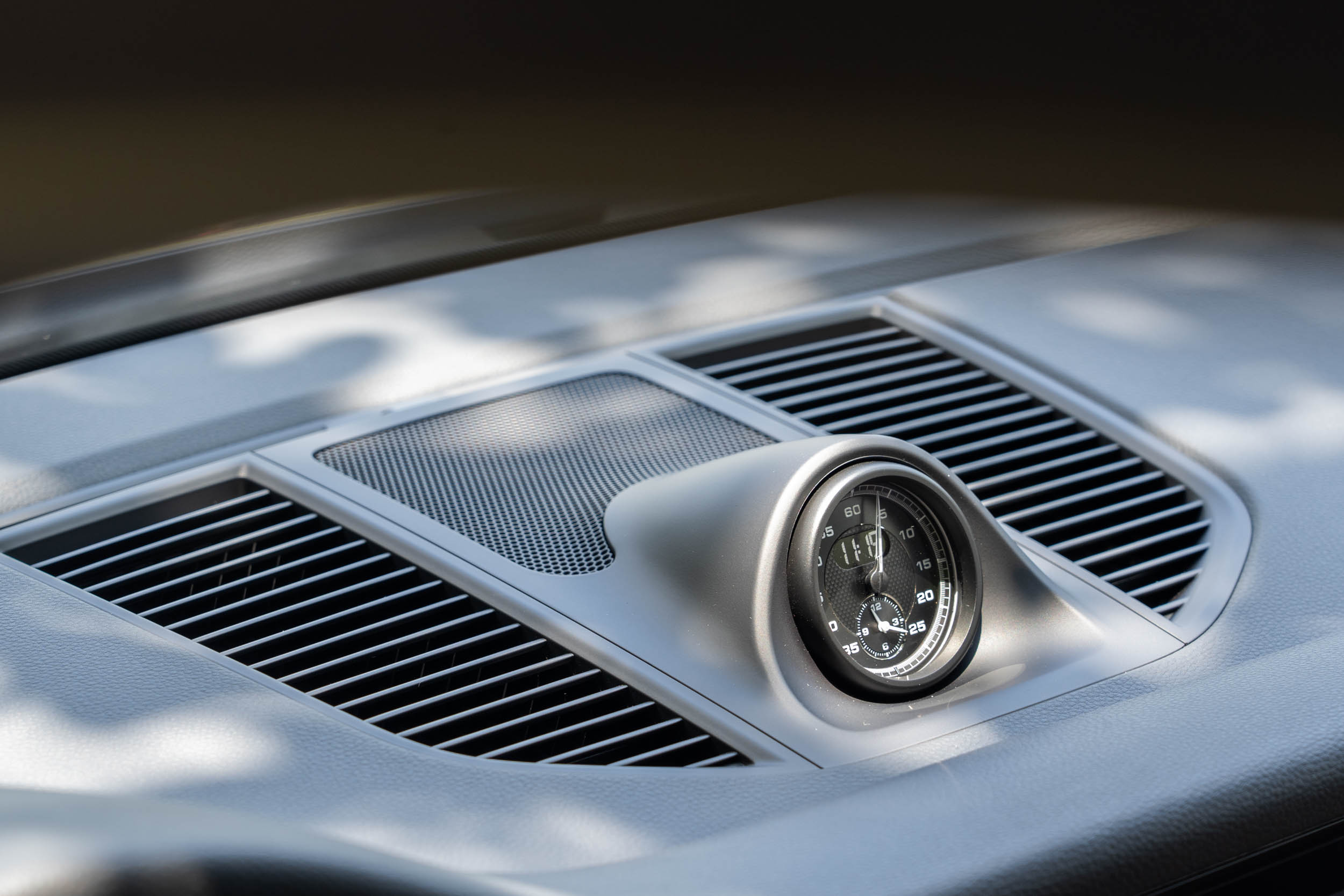 中控臺上方最具品牌特色的指針時鐘成為了標準配備,試駕車款更選配了跑車計時套件。