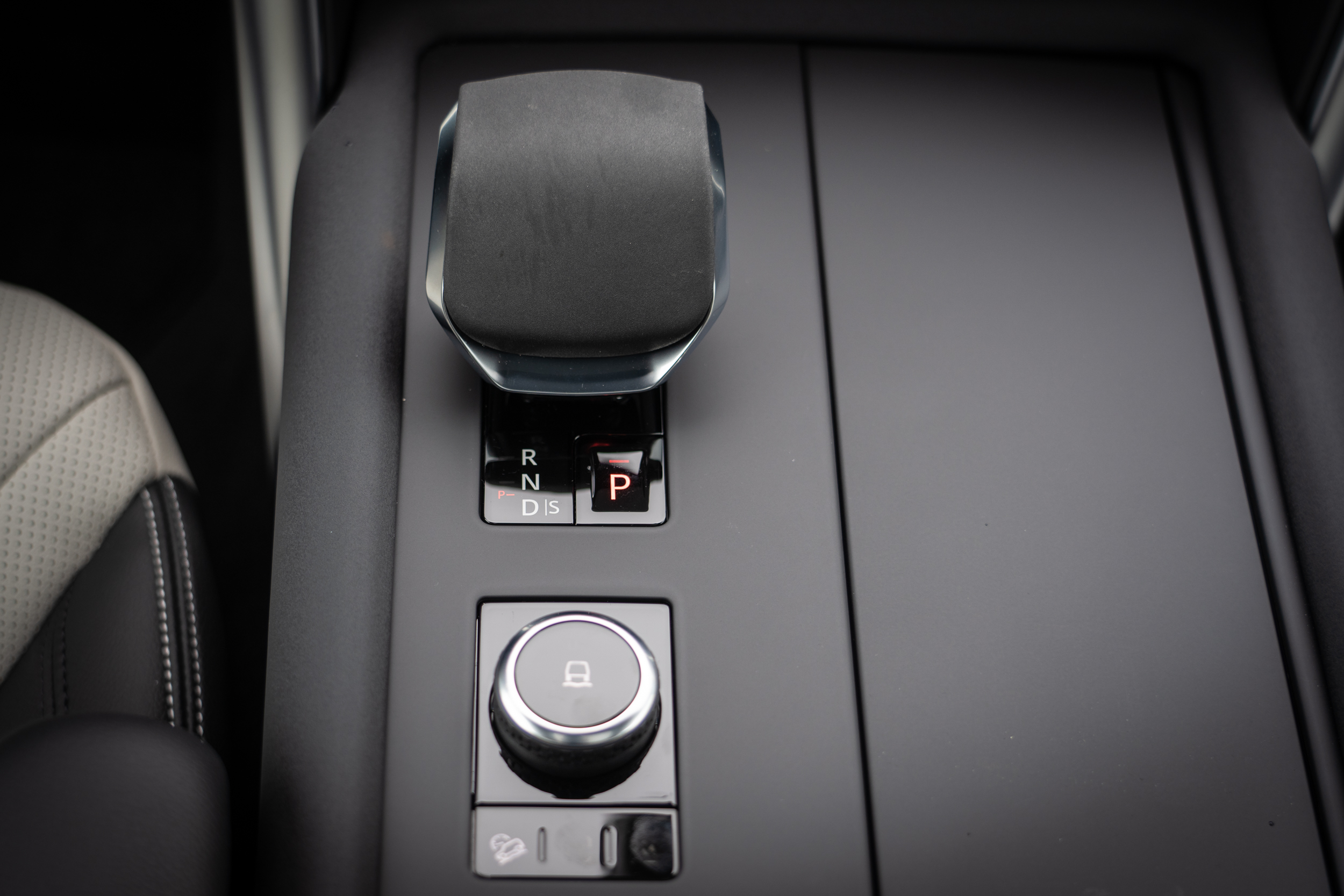 變速箱為 ZF 八前速手自排變速系統。