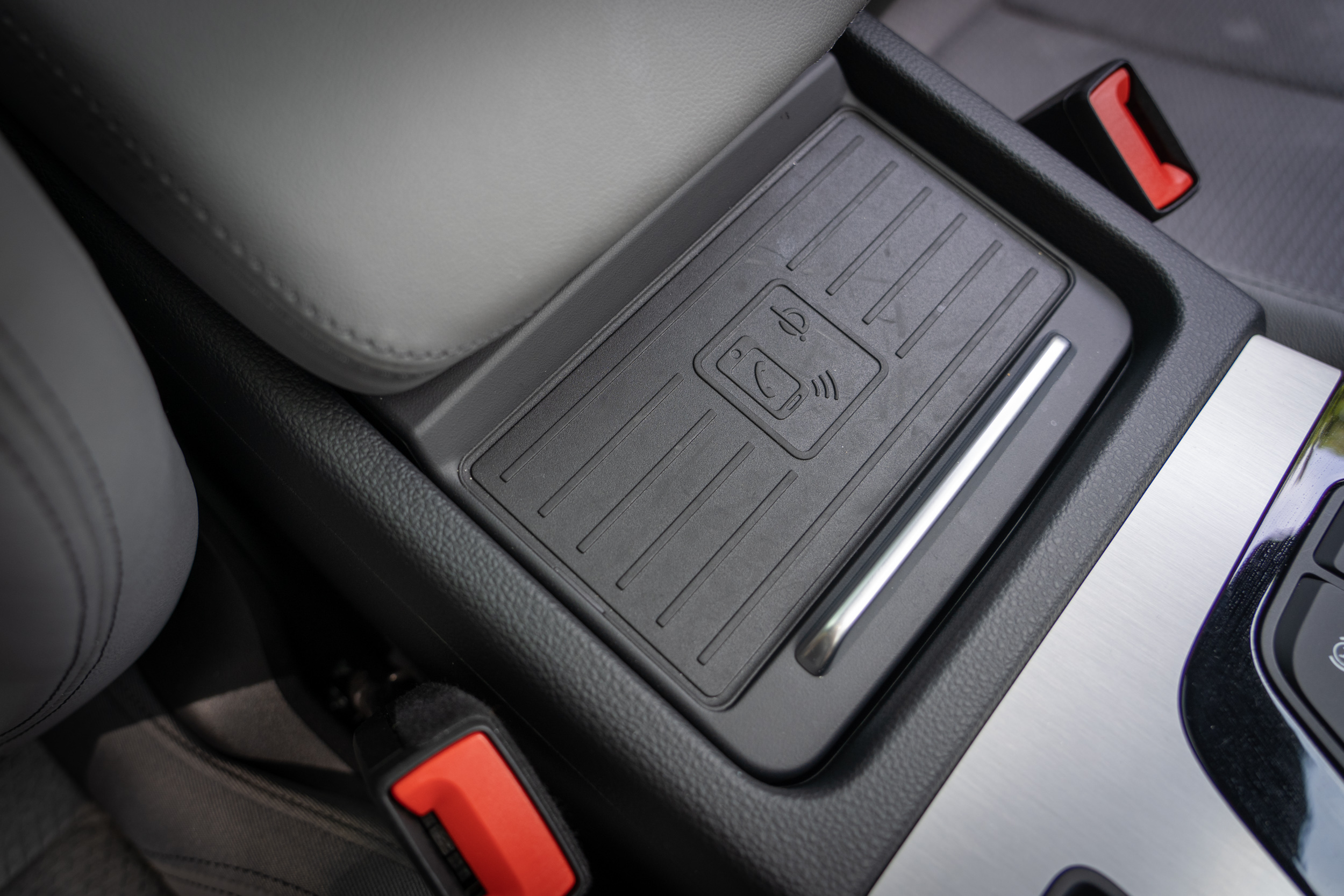 無線充電板設置在中央扶手前。