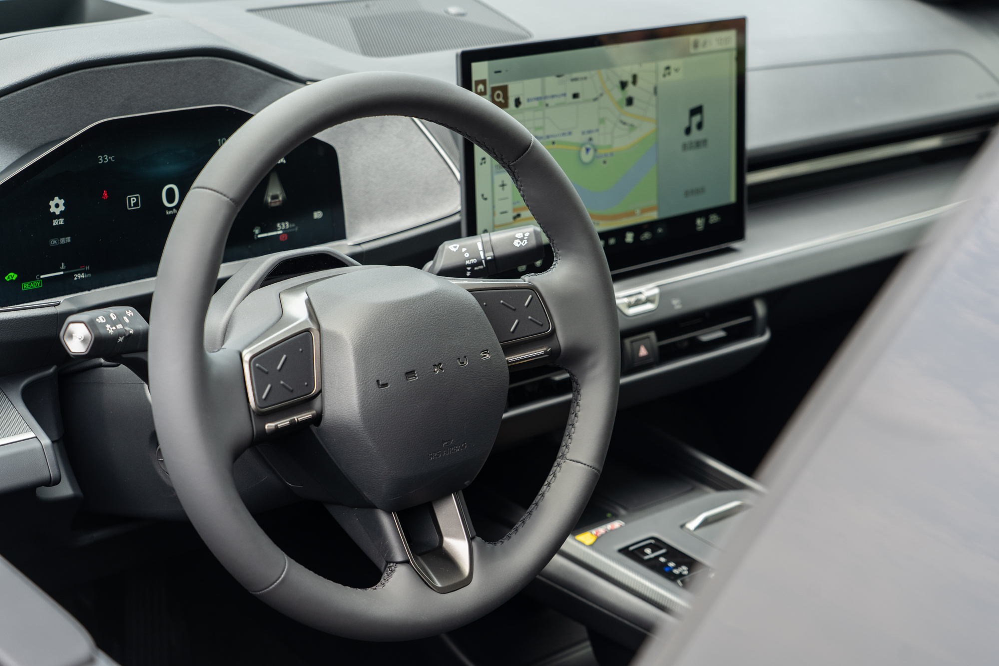 三輻式方向盤的操控介面導入Hidden Switch感應式隱藏按鈕，中央車標採用全新的英文字母樣式。