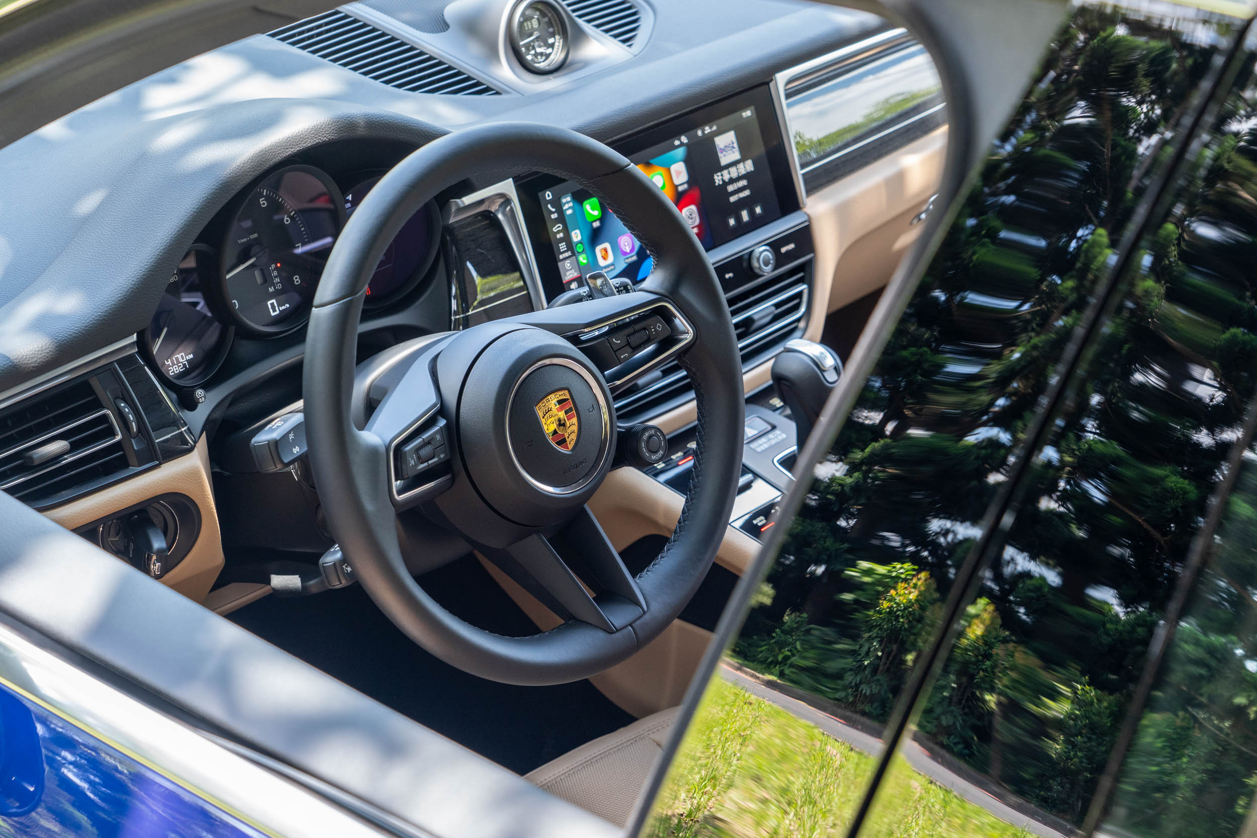 多功能方向盤標配換檔撥片。