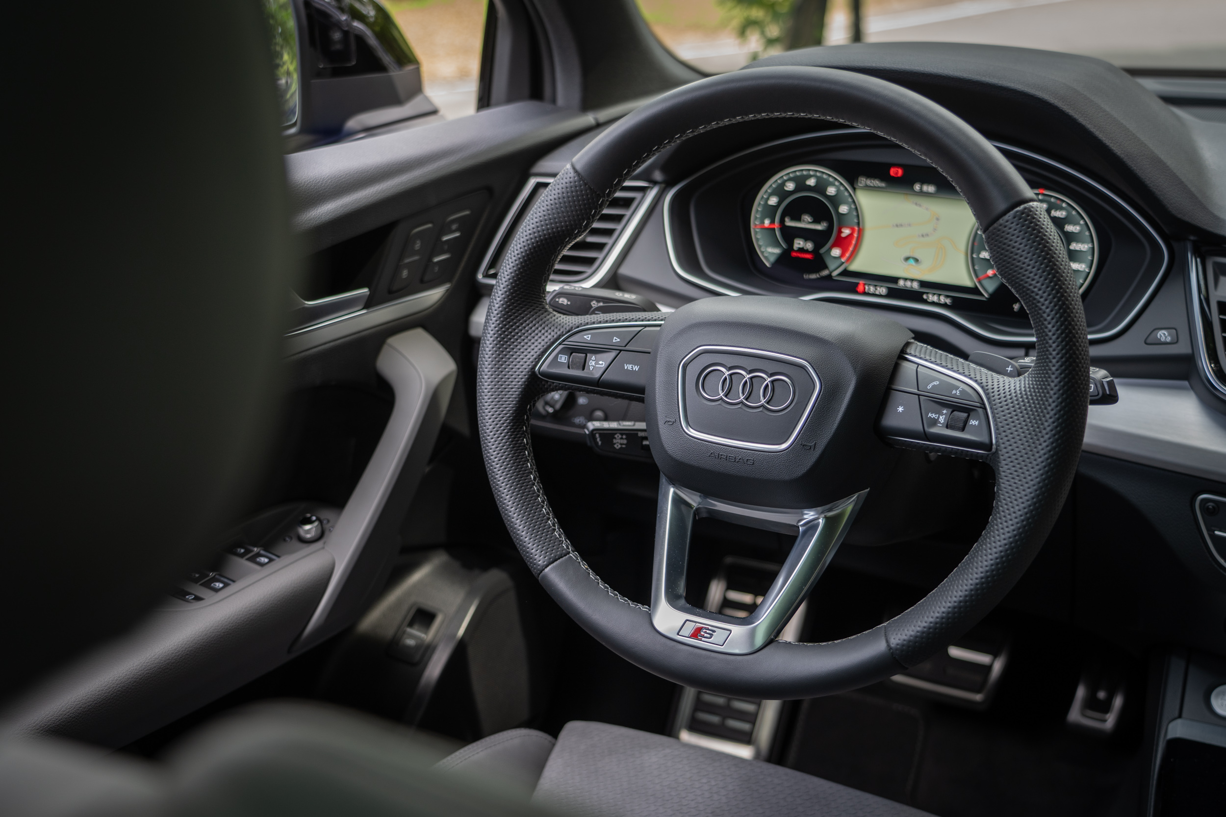 三輻式真皮多功能方向盤。