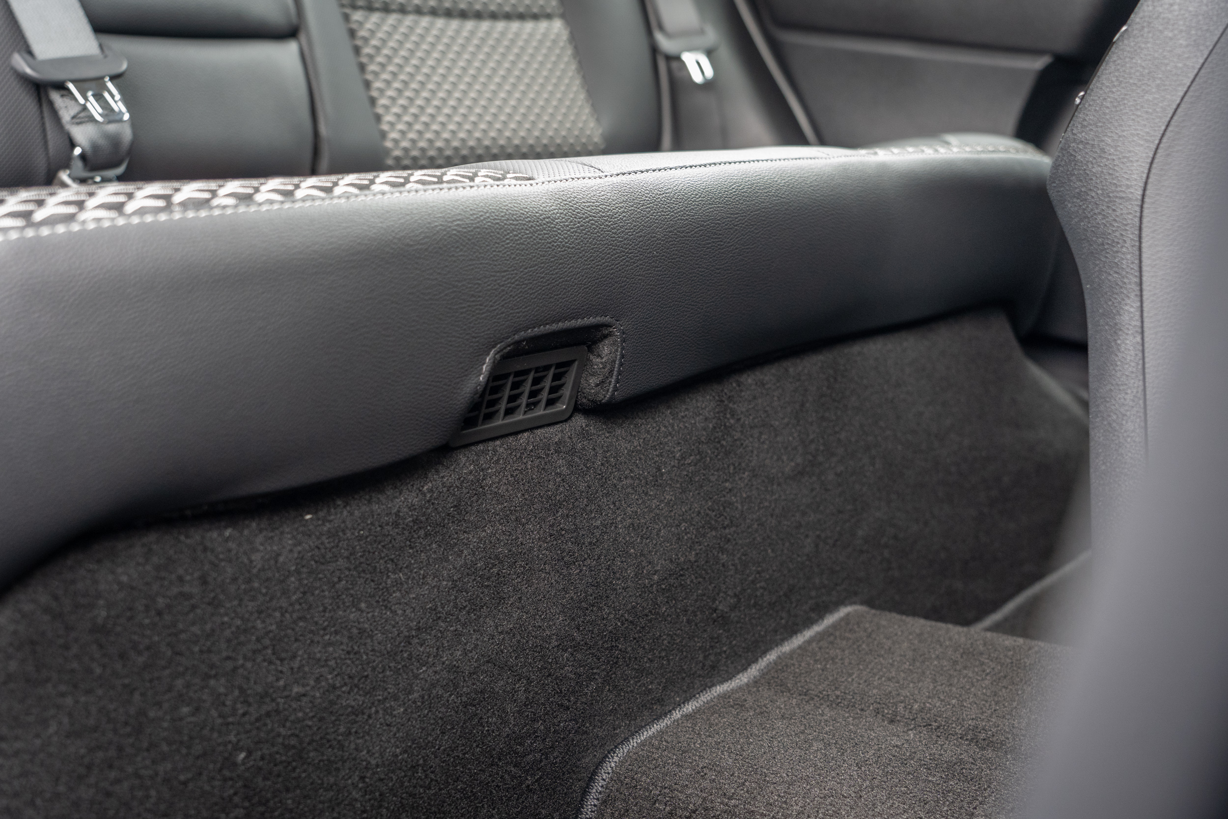 48V 鋰電池安置於後座座椅下方,如圖示的通風處。