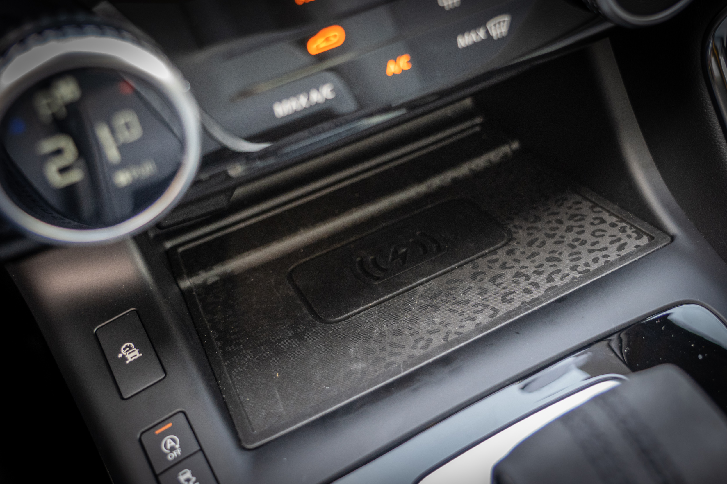 手機無線充電在 P250 R-Dynamic SE 車型上是標準配備。