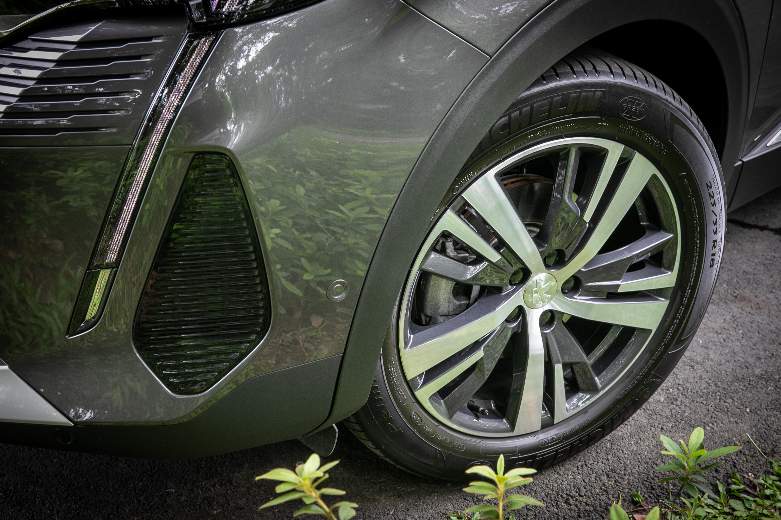 3008 車系標配 18 吋黑銀雙彩輪圈。